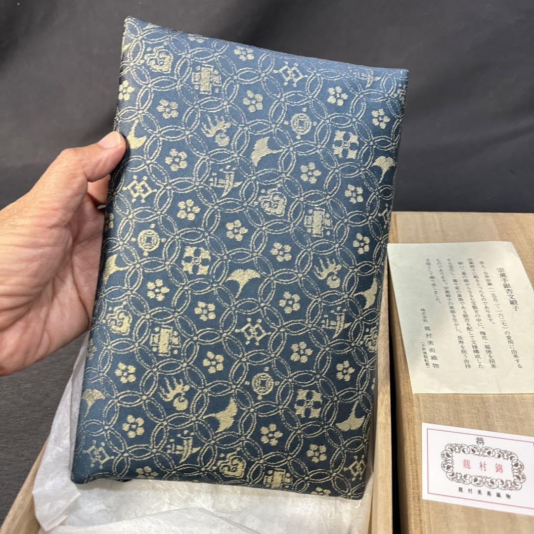 ○茶道 お茶席 【宗薫手銀杏文緞子 数寄屋袋】 龍村美術織物 桐箱入 未