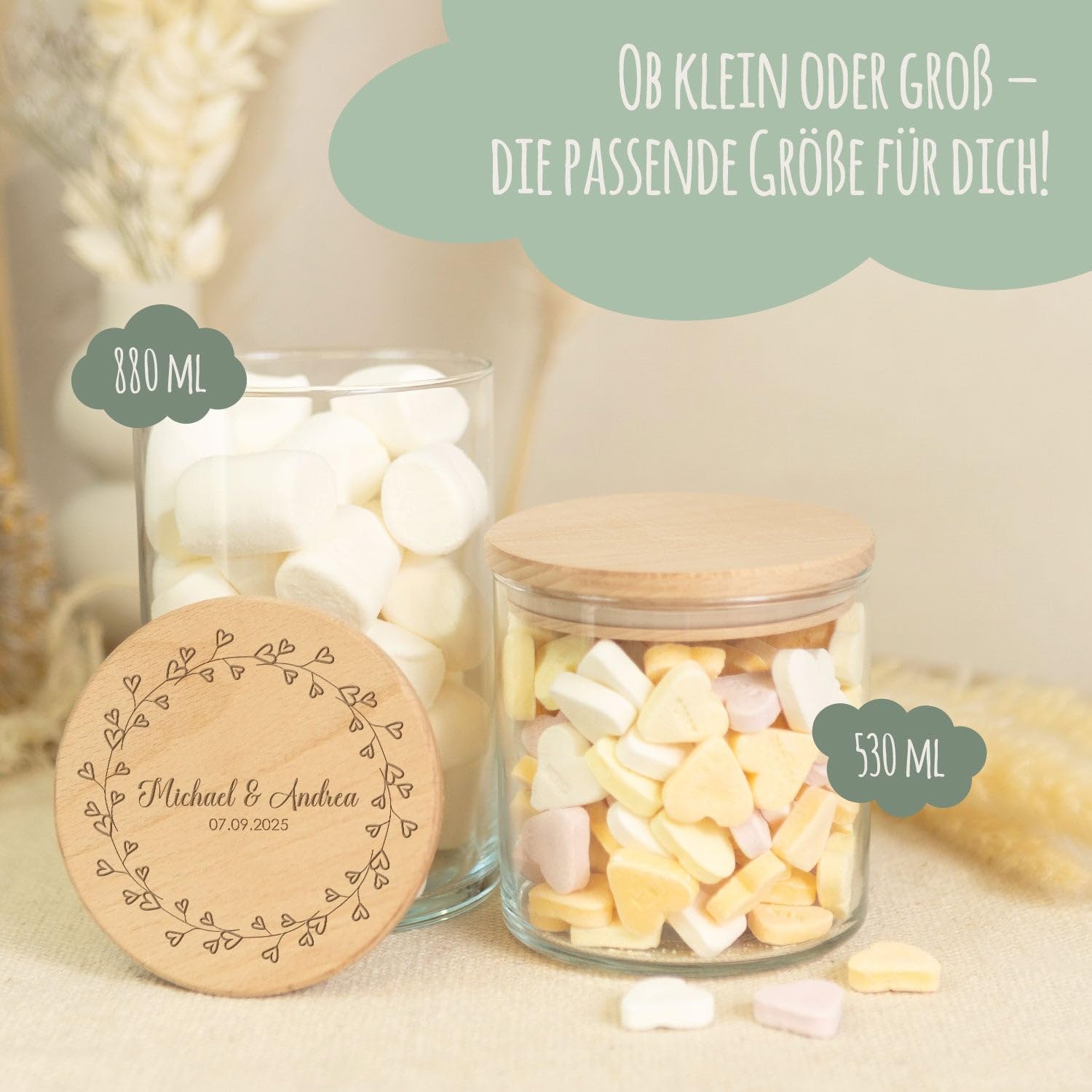 GRAVURZEILE Vorratsglas mit graviertem Holzdeckel - Kranz Herzen - Personalisiert mit Name & Datum - Keksdose Bonbonglas mit Deckel - Vorratsdose - Geschenk für Paare - 880 ml