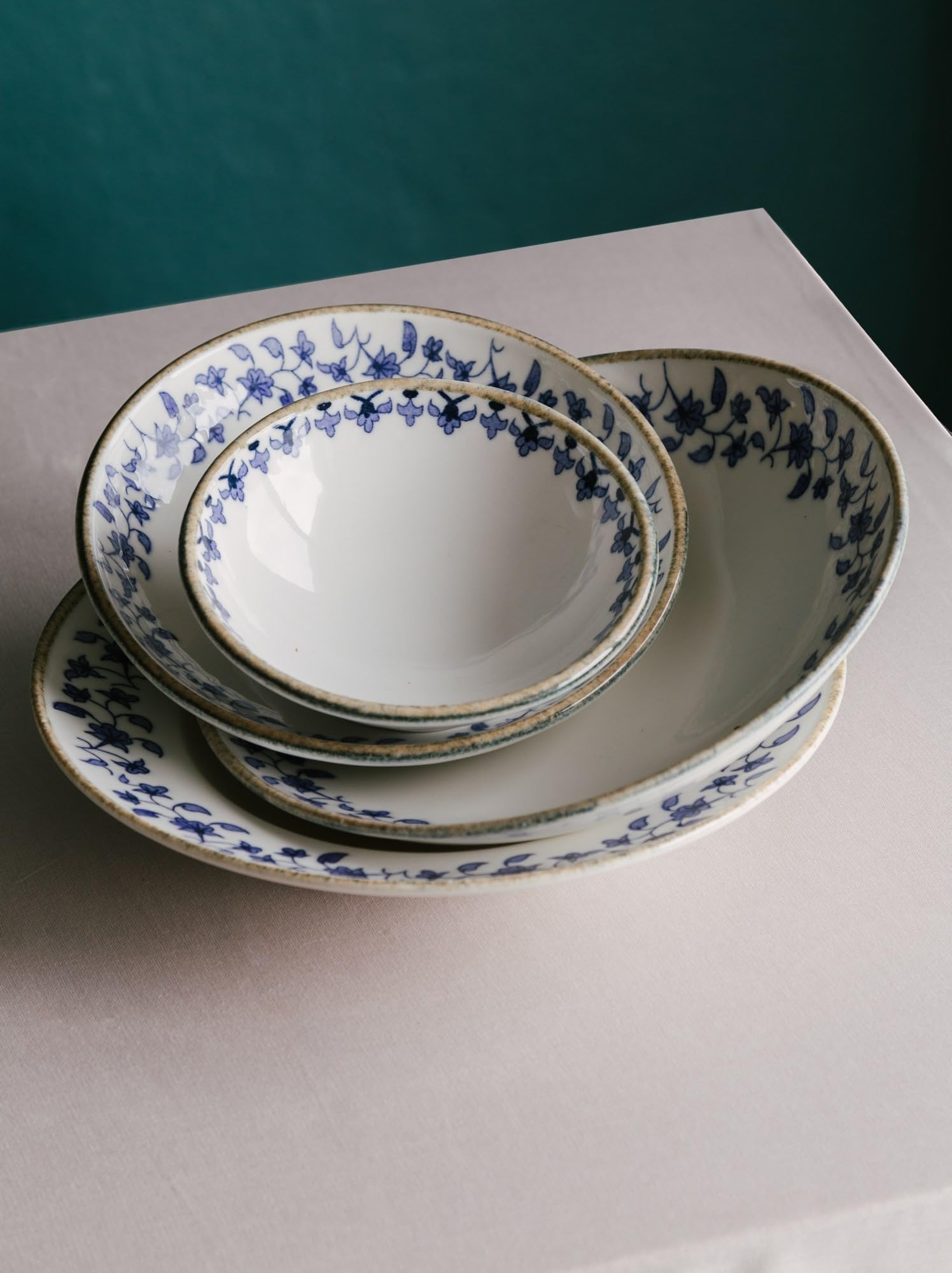 Elegancki 18-częściowy zestaw obiadowy, 100% porcelana, niebieska i biała, w zestawie 6 talerzy serwisowych (25 cm), 6 talerzy (21 cm), 6 miseczek (400 ml), idealny na posiłki i rozrywki