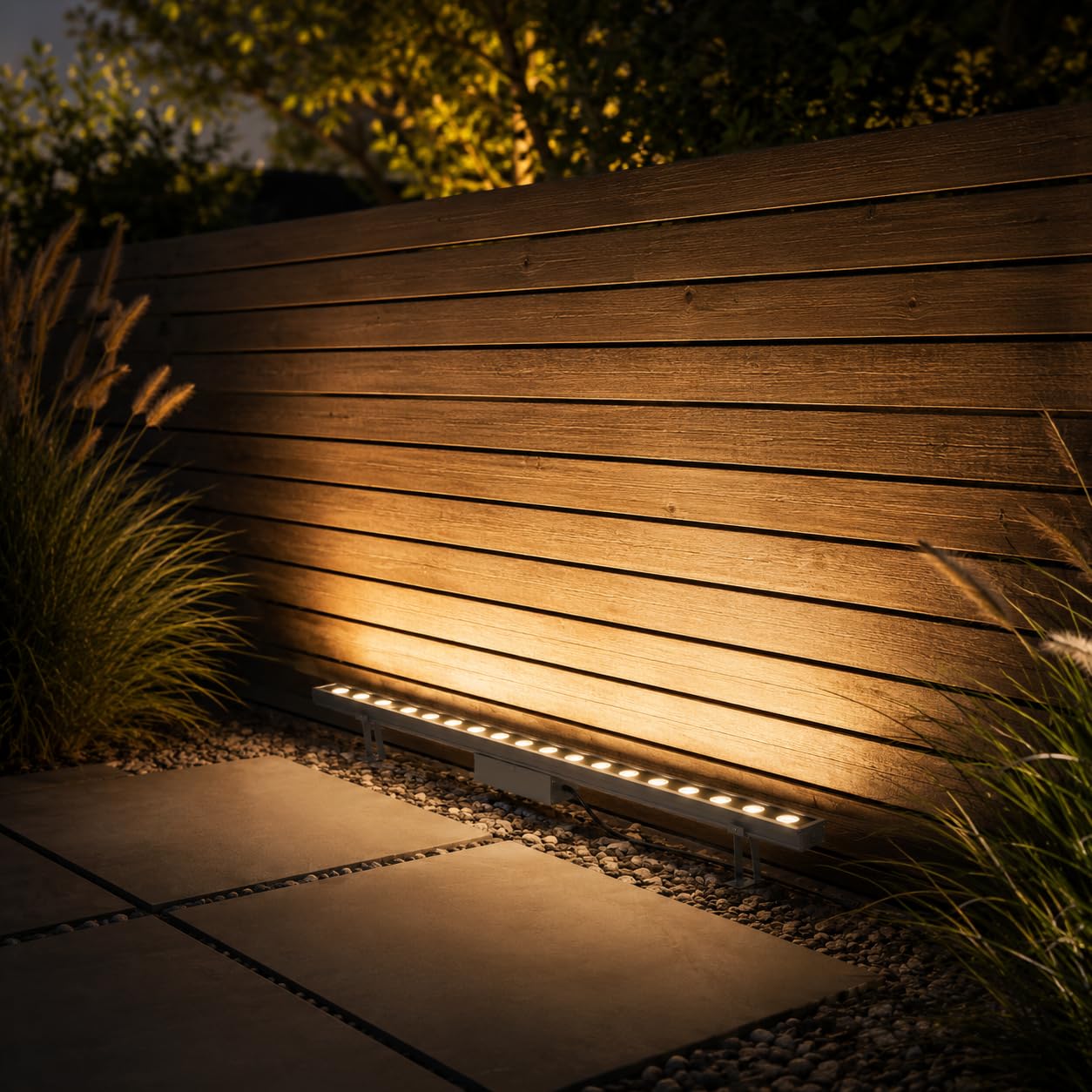 Arnusa LED Wallwasher 100 cm mit Stecker, 18 W warmweiß 3000 K, IP65 Outdoor Wandstrahler aus Aluminium, erweiterbare Fassadenbeleuchtung für Mauer, Zaun, Garten & Terrasse