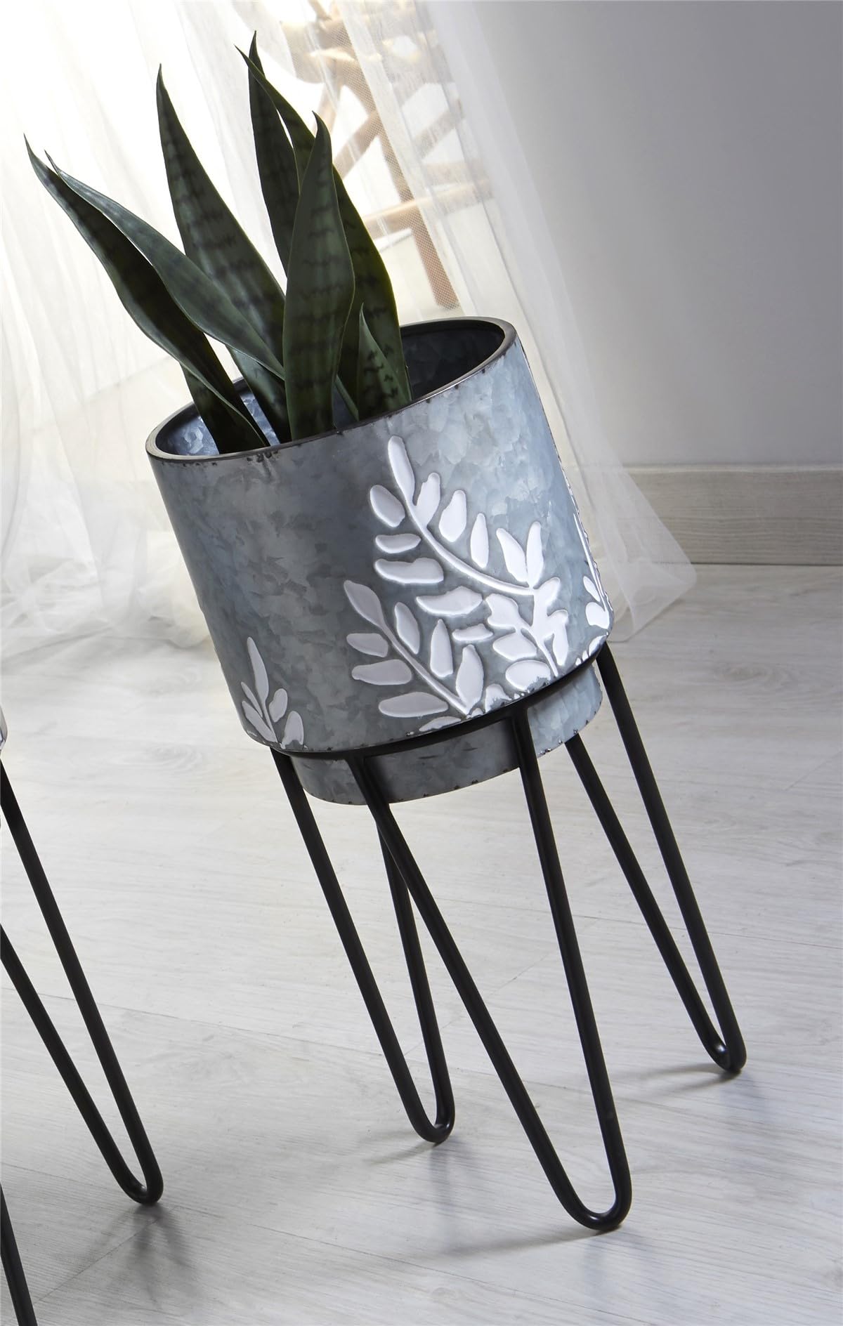 Support de plante stable en métal gris pour surélever les pots et protéger le sol