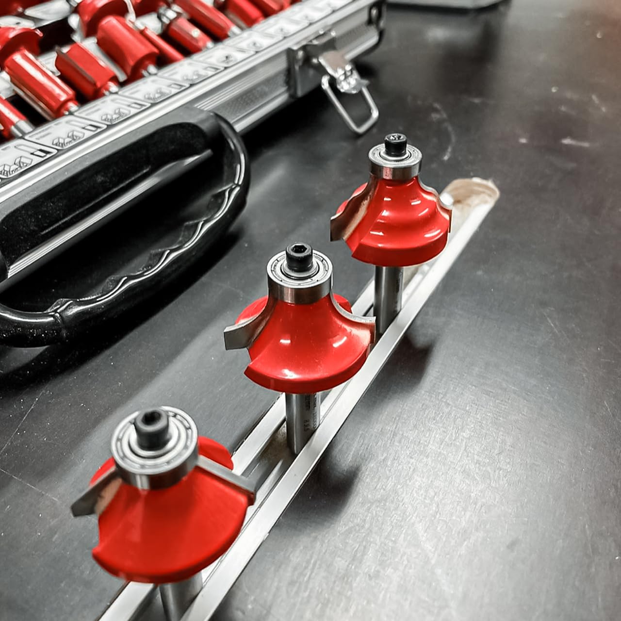 WALTER Fräser-Set: 50-teilig, hochwertiger Carbonstahl, universeller 8 mm Schaft, hartmetallbestückte Klinge. Inklusive Nut- und Fasefräsern. Mit Aluminiumkoffer für sicheren Transport