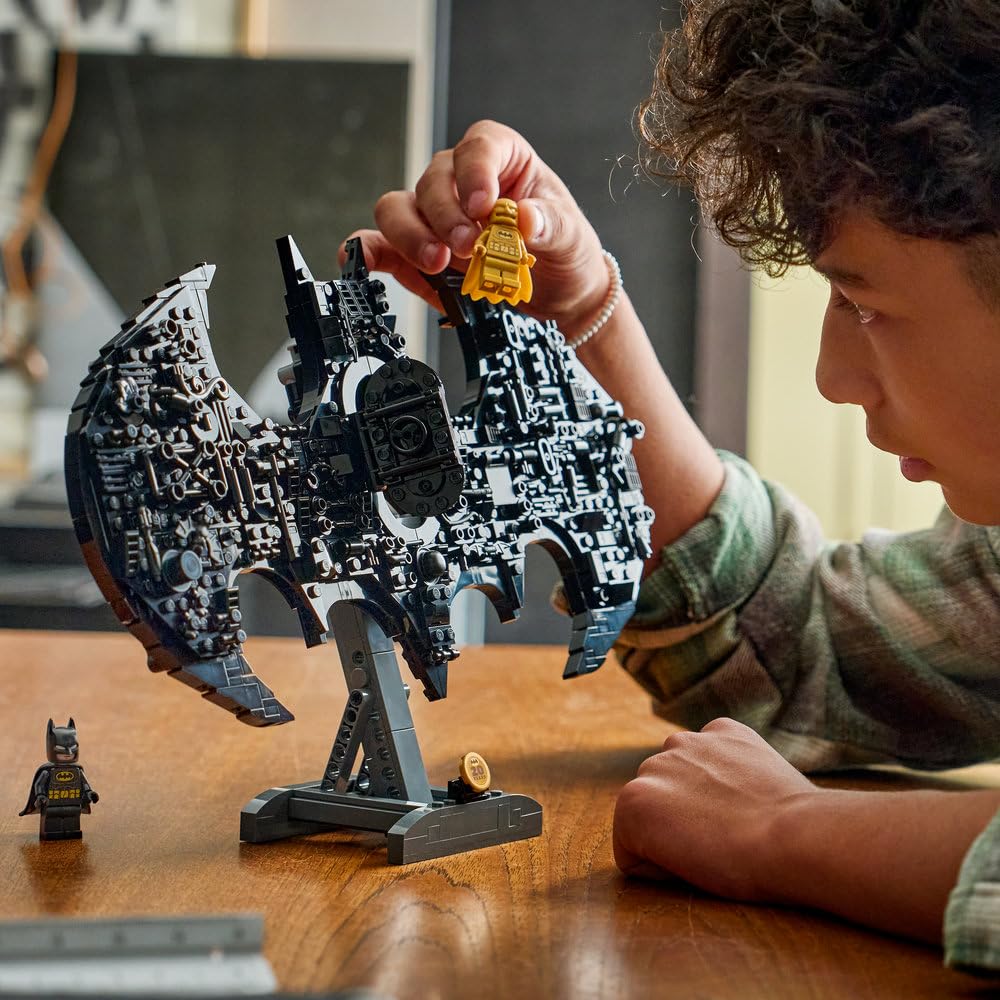 LEGO DC Batman Logo Batmana 76330 | Model kolekcjonerski, do ekspozycji, prezent dla fana Batmana 12+, zestaw klocków konstrukcyjnych, 678 elementów