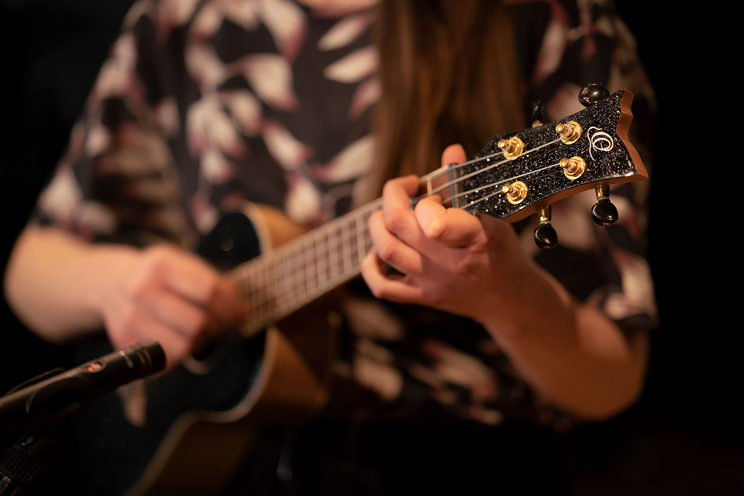 Ortega Guitars Ukulélé Concert Acoustique – Série Element – Housse Incluse – Épicéa, Noir (RUEL-MBK)