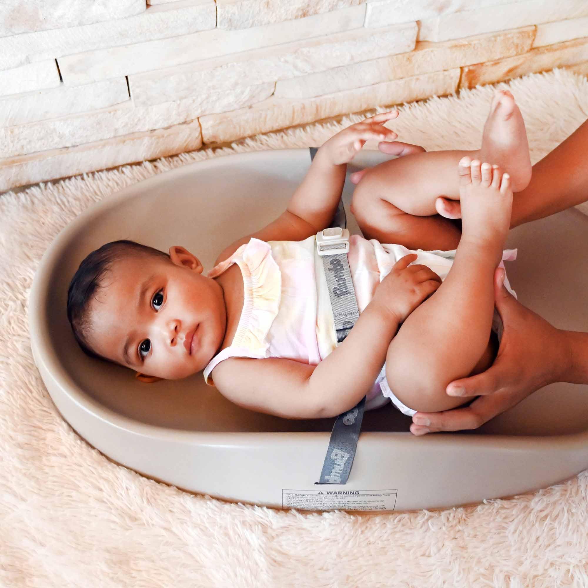 Bumbo Baby Wickelunterlage - Leicht zu Reinigen Mit Sicherheitsgurt - Anti-Roll-Funktion - Taupe