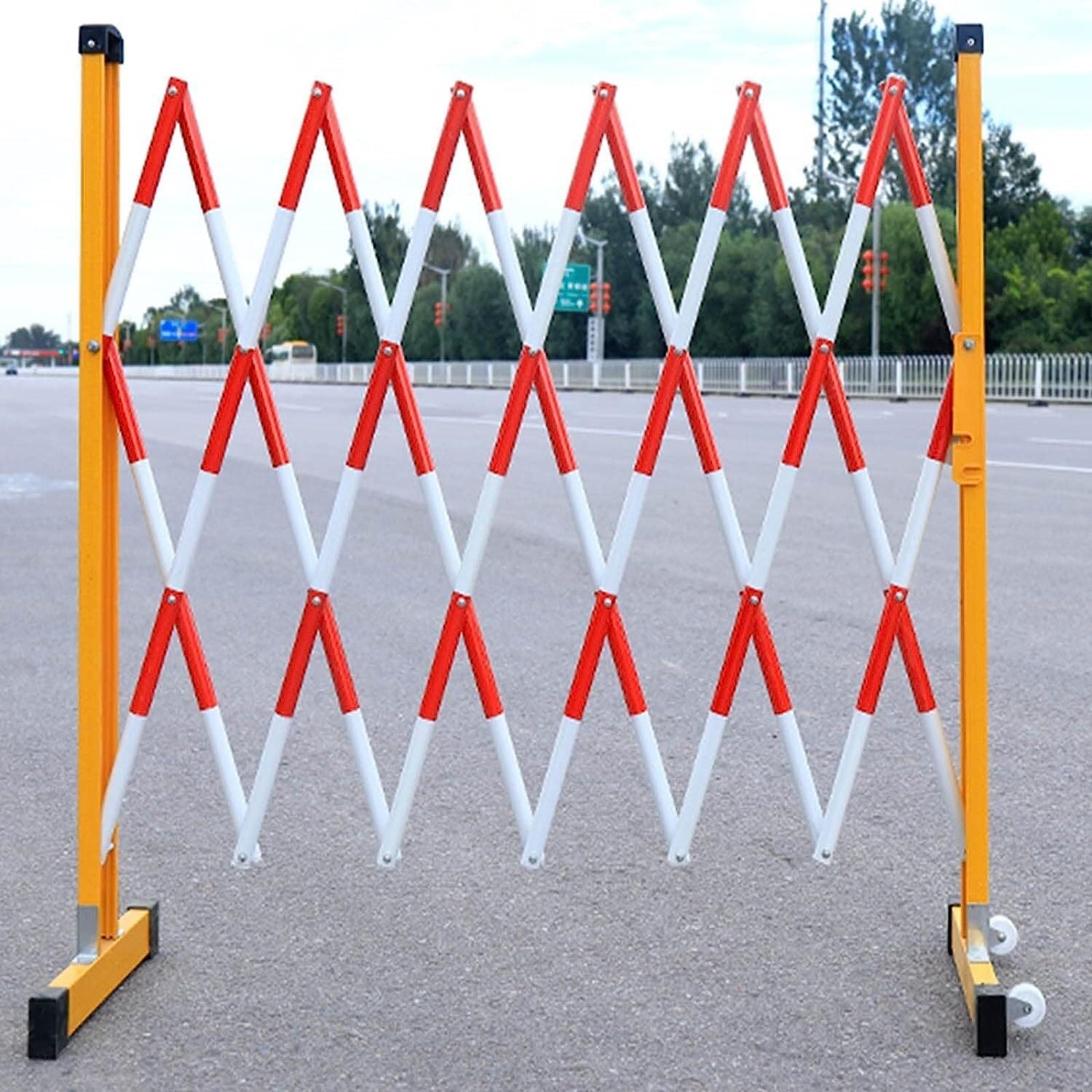 Barrière de circulation rétractable portable pour sécuriser un ascenseur