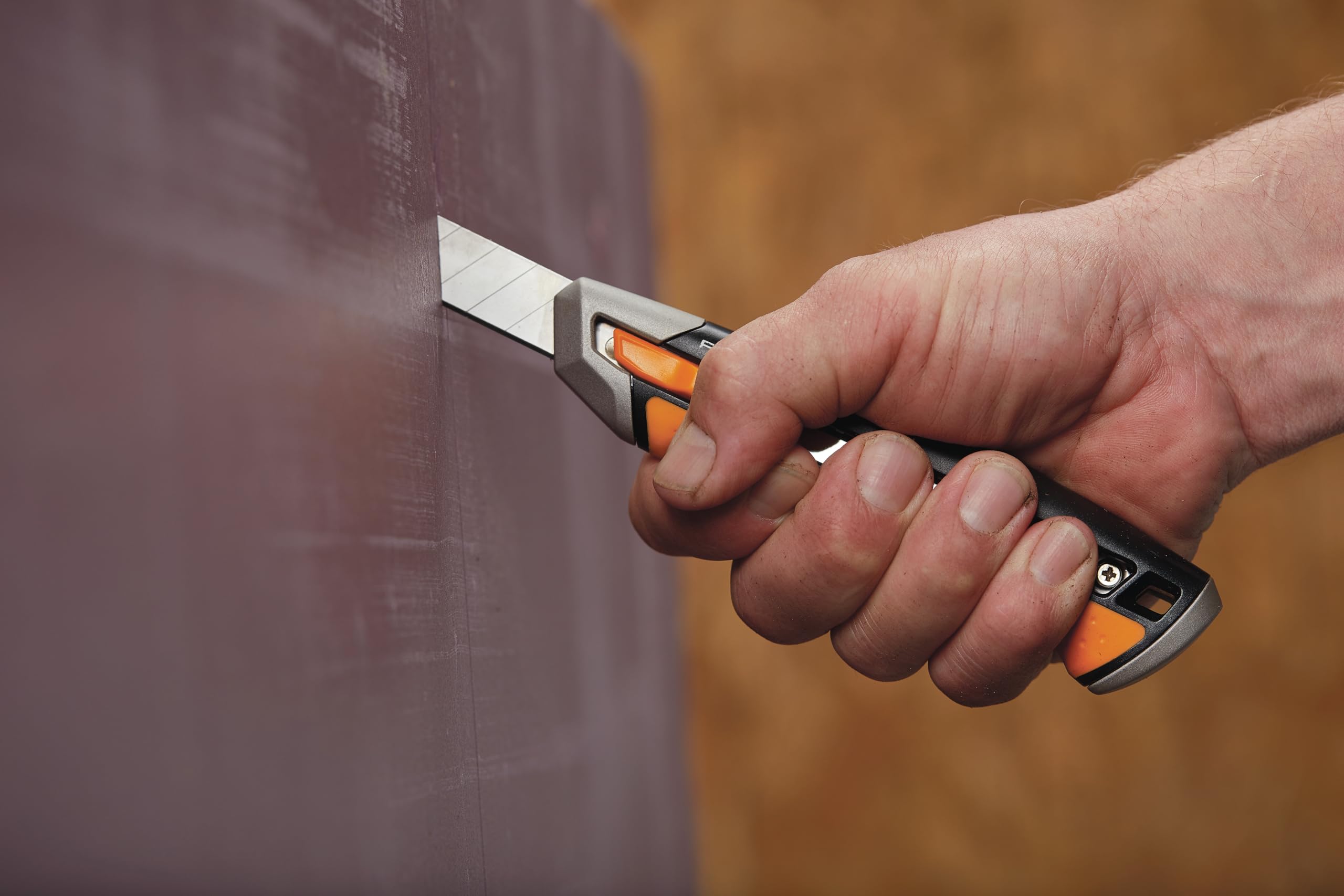 Fiskars Cutter CarbonMax con cuchillas quebradizas 18mm | Acero inoxidable/plástico, negro/naranja, CarbonMax, 1027227