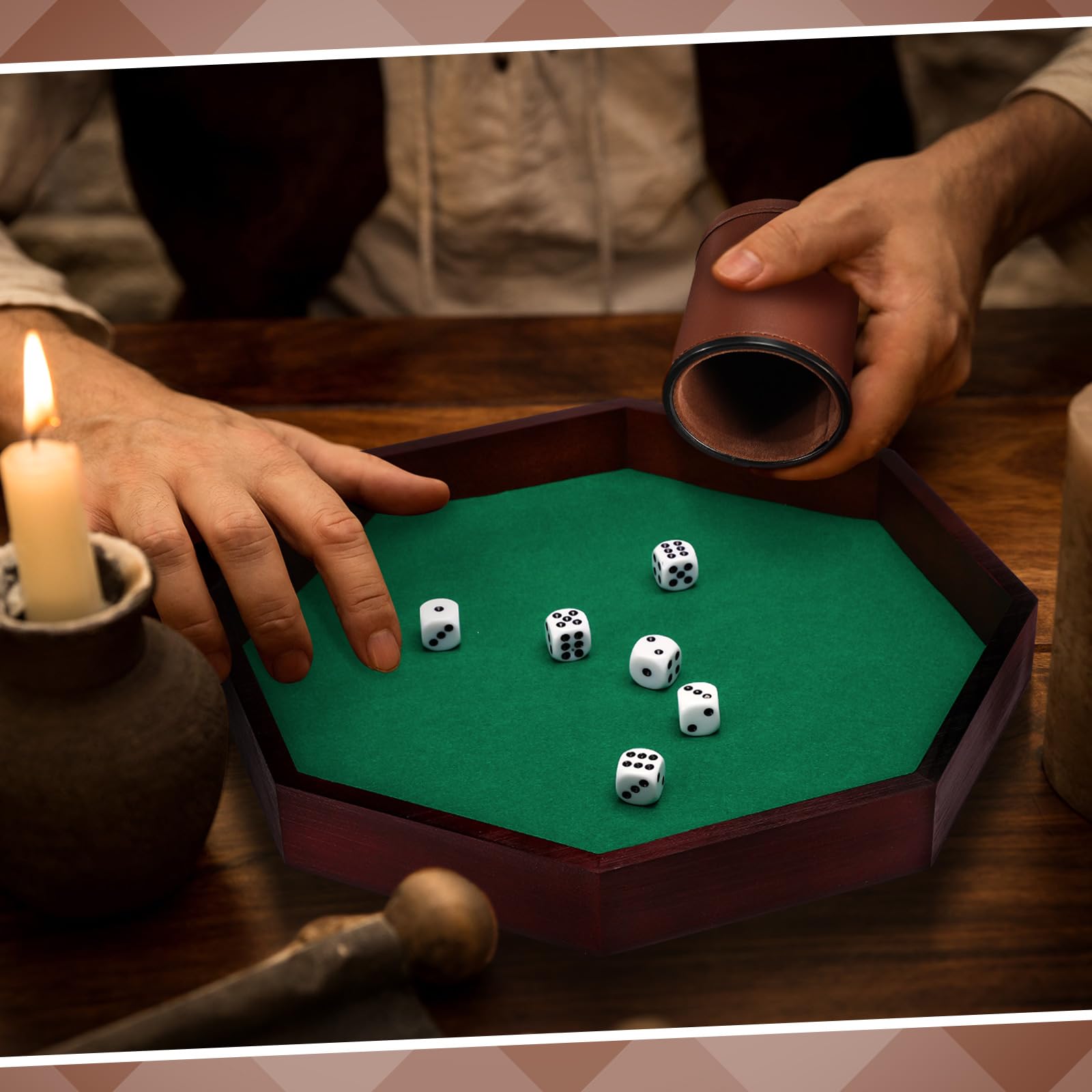 MiniInflat El juego de dados octogonal de Navidad incluye bandeja de dados de madera, forro de fieltro, taza de dados de piel sintética con 6 dados de puntos para juegos de mesa (café)