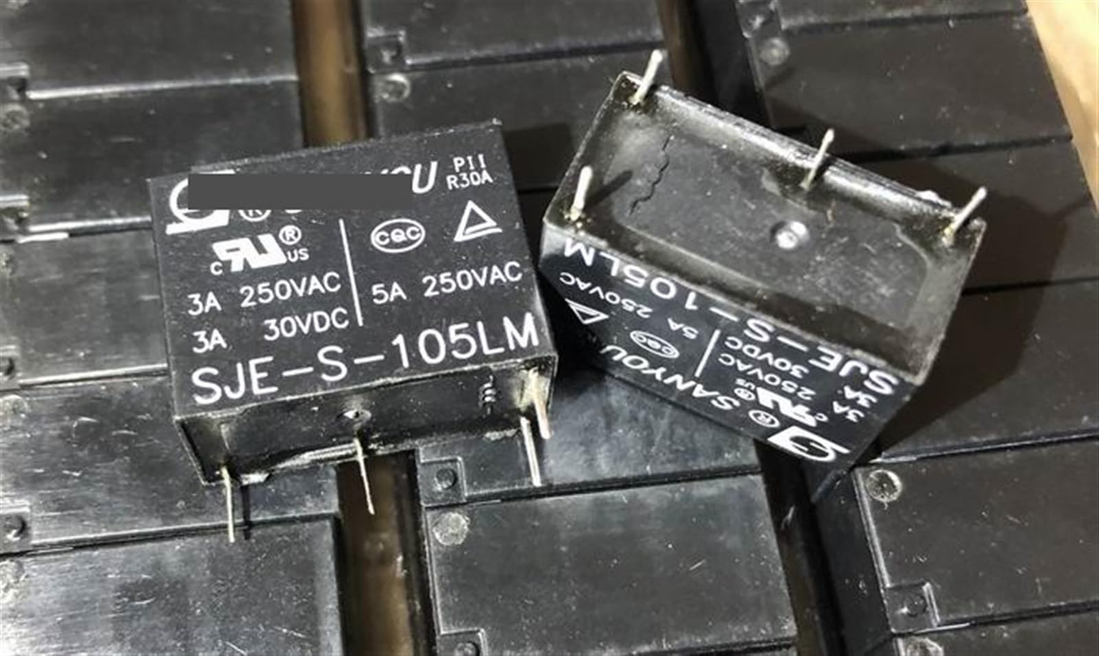 Relais KmoNo SJE-S-105LM 33F-1A-5V-5A 4 broches miniature pour PCB