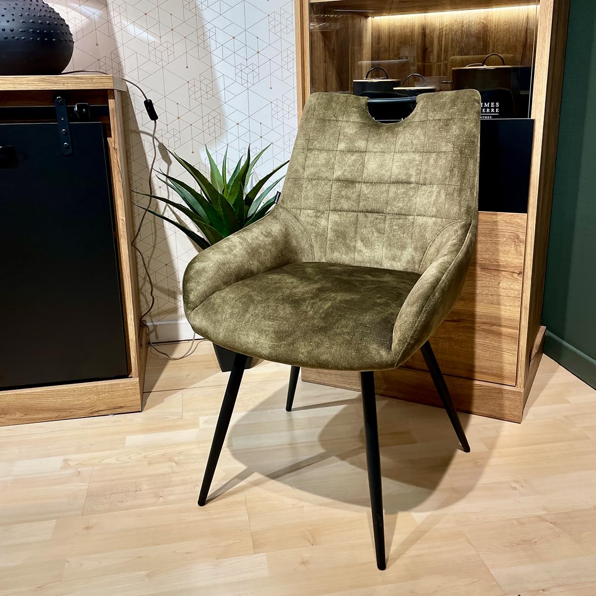 Meubletmoi Lot de 2 chaises de Repas capitonnées en Velours Vert Kaki avec poignée et Pieds en métal Noir – Chic et Contemporain – Brandy 2