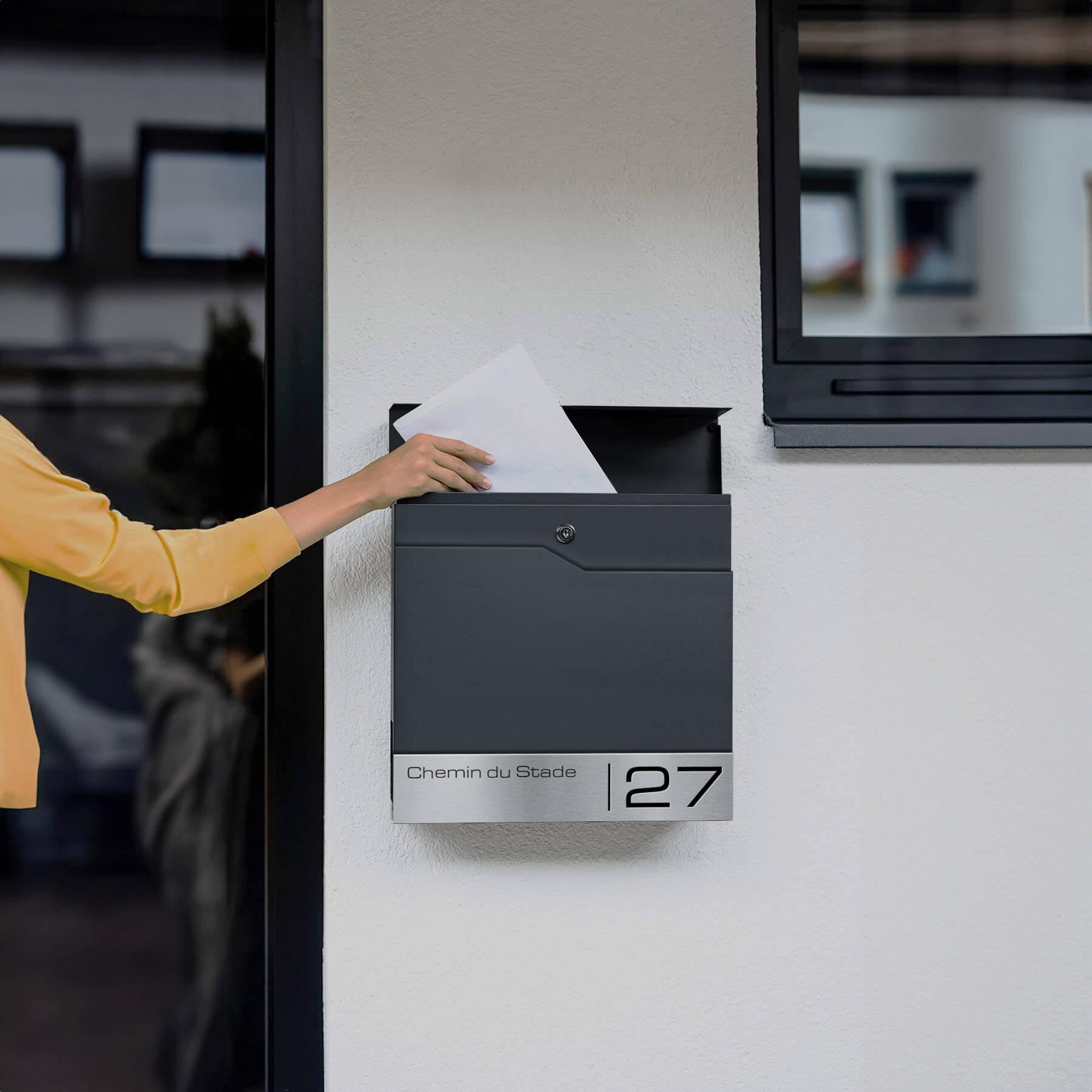 Metzler Boîte aux Lettres Murale avec Porte-nom, Design Moderne avec Compartiment à journaux Anthracite RAL 7016, Personnalisable avec Plaque Nominative en Acier Inoxydable V2A | Modèle Siebert…