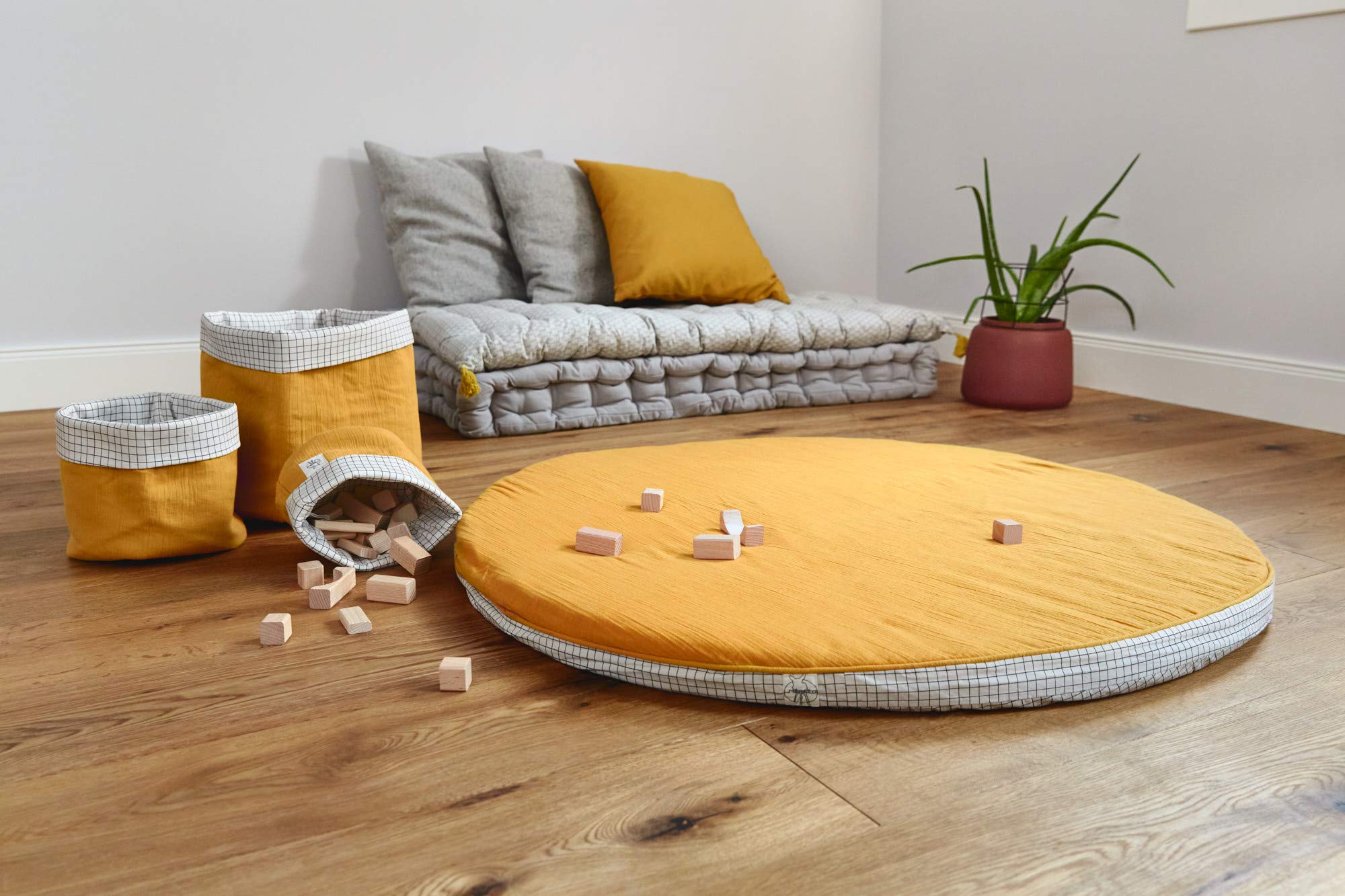 Lässig 1542009837 Grand Coussin Rond de Mousseline, Jaune