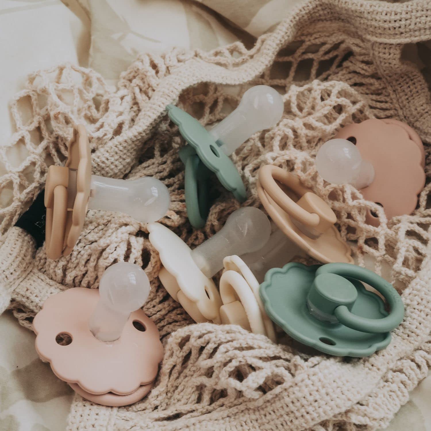 FRIGG Daisy Chupete 2-Pack | Chupete de silicona | Sin BPA | Fabricado en Dinamarca | Tetina simétrica tipo cereza | (Cream/Blush, Talla 2 (6-18 Meses)) - 5