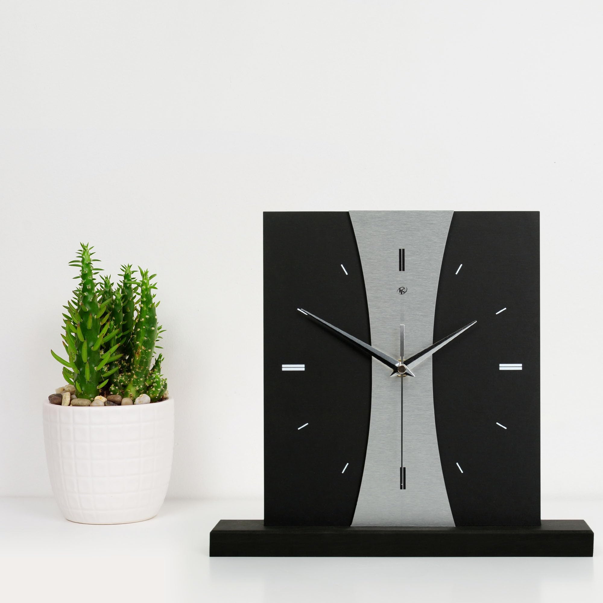 Kreative Feder Designer-Standuhr „Stripe“ aus Holz – Schwarze Tischuhr in modernem Metallic-Look ohne Ticken (Silver Stripe, leises Funkuhrwerk)