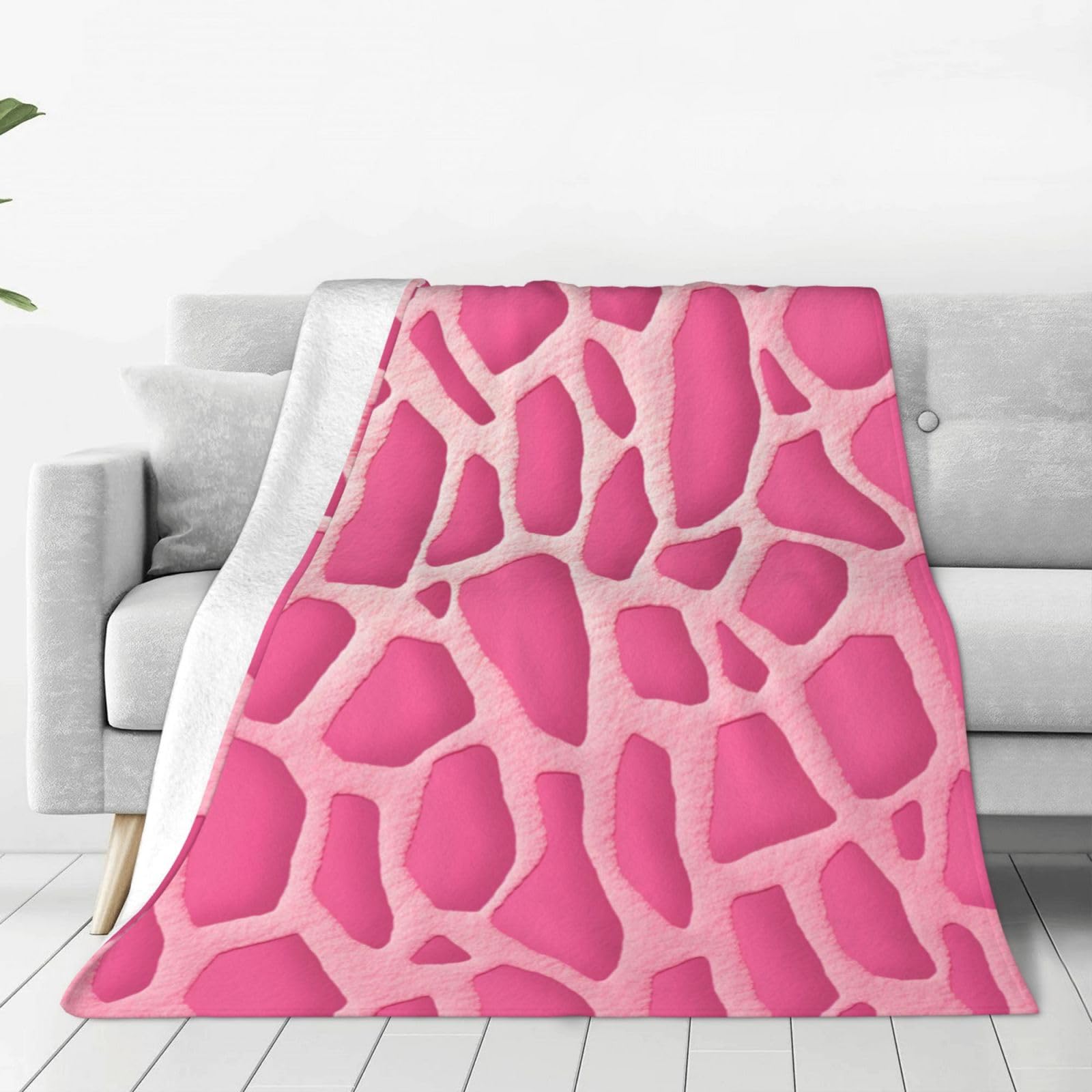 Couverture rose à motif girafe pour des soirées cocooning au salon