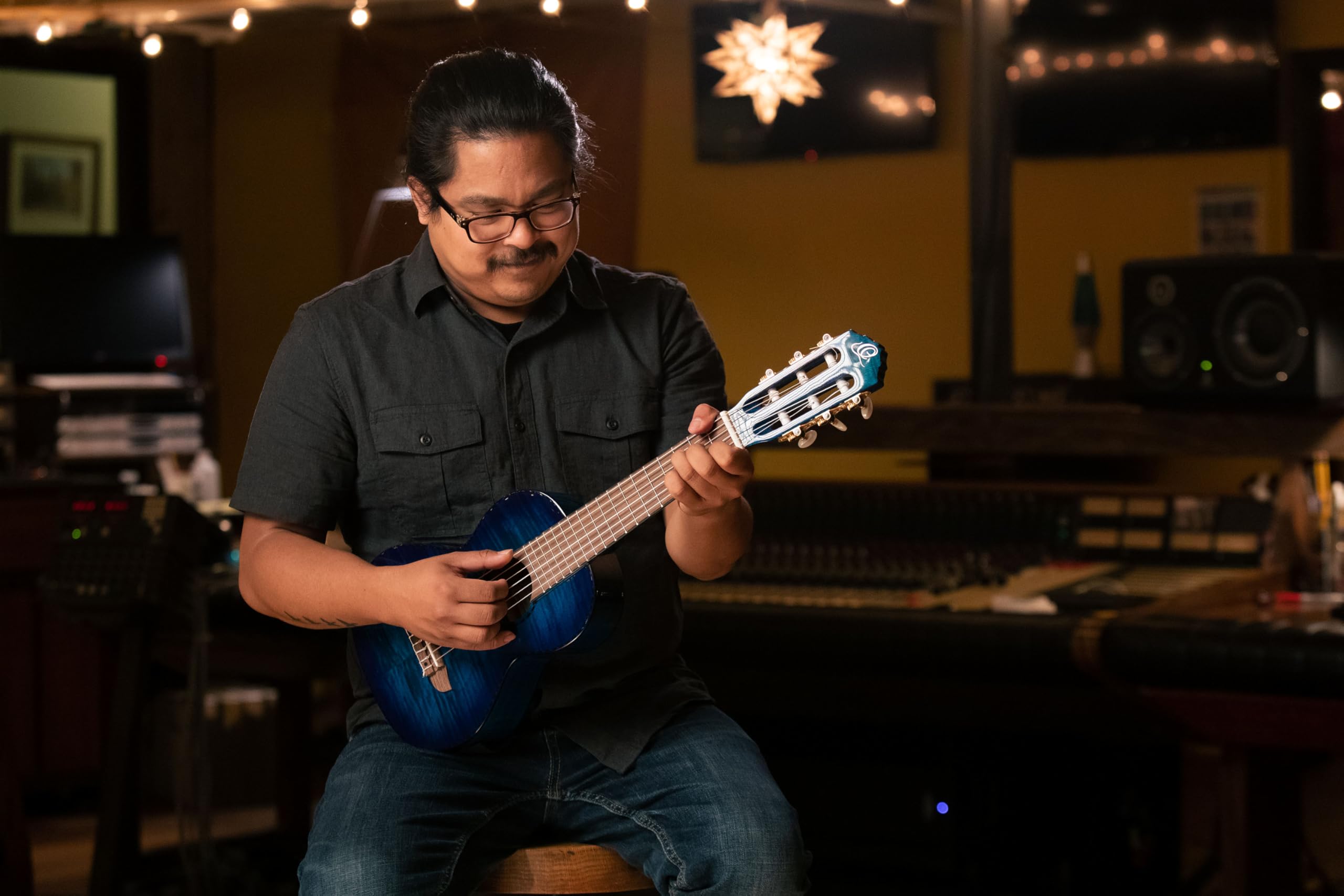 Ortega Guitars Reise Gitarre Elektro-Akustisch – Mini Travel Series – Geflammtes Mahagoni, Hochglanz Blau (RGLE18BLF)