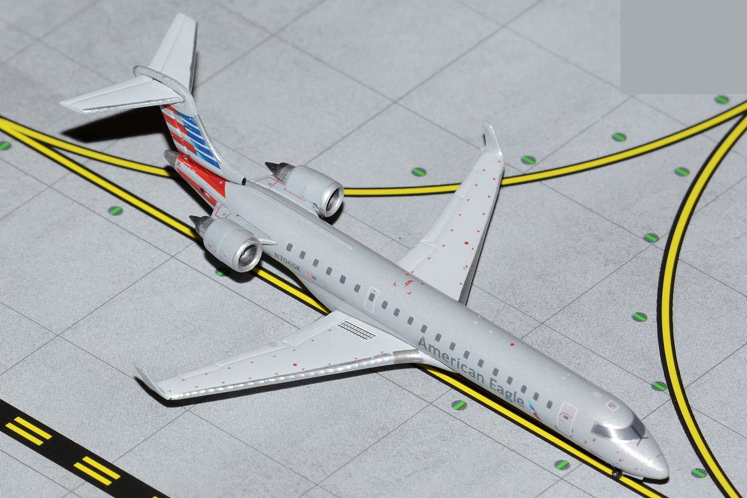 航空機・ヘリコプター Gemini 1/200 Bombardier CRJ700 Amazon.co.jp: GeminiJets Bombardier CRJ700 商用航空機