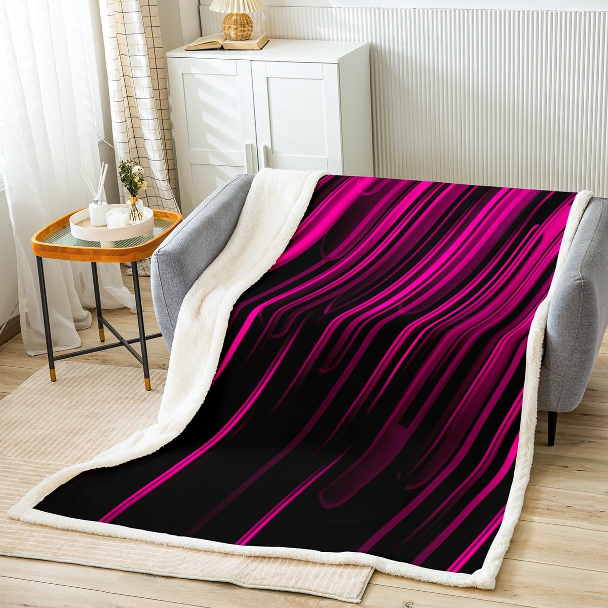 Couverture polaire abstraite rose et noire pour la décoration de chambre