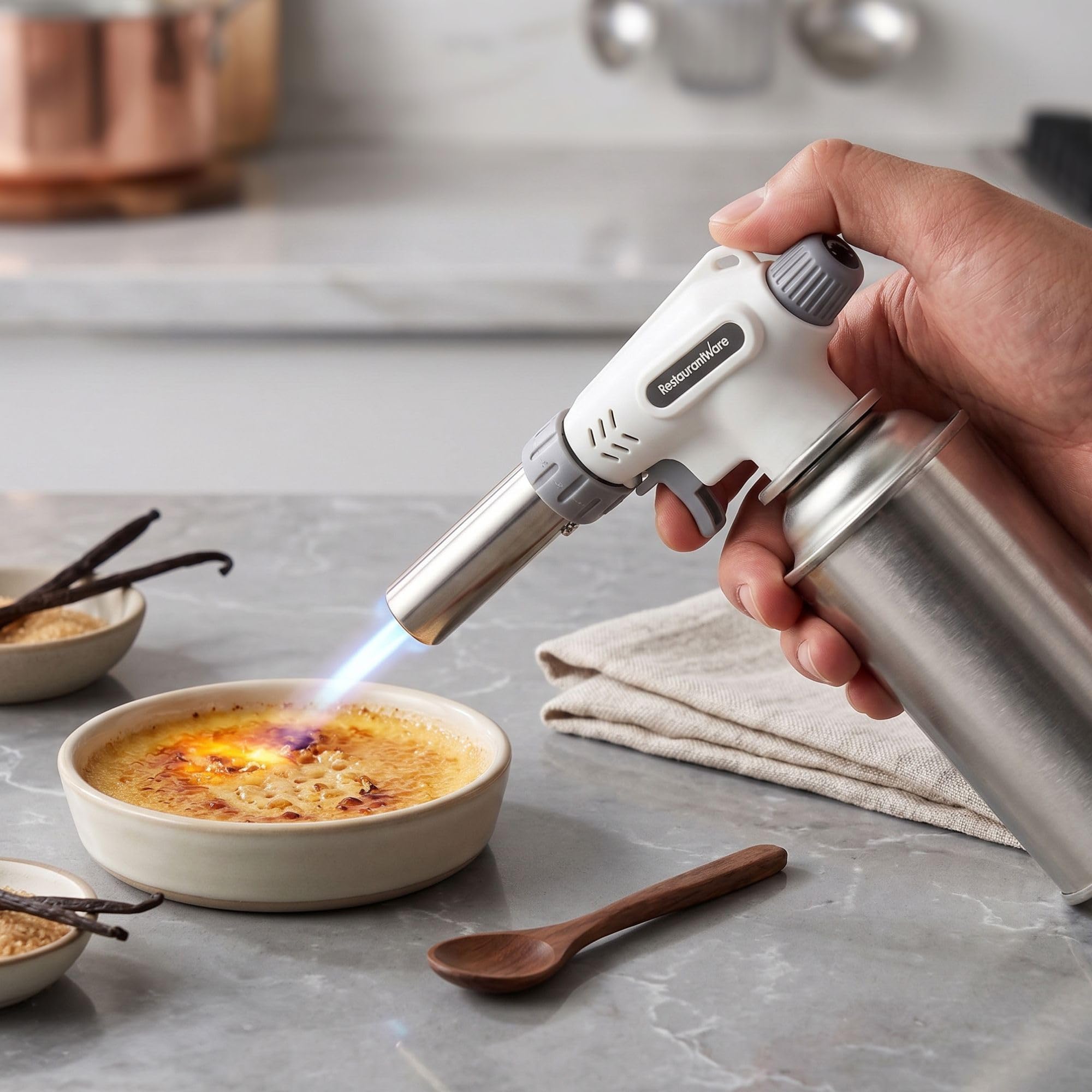 Restaurantware -RW Pyro Creme Brulee Antorcha con llama ajustable, 1 soplete culinario recargable, tanque de gas butano no incluido, sin acampanado, blanco, para hornear, cocinar, barbacoa y más