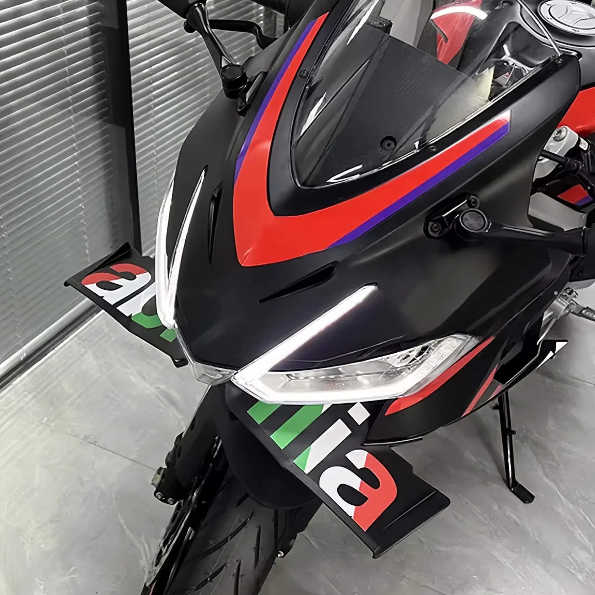 Neuer nackter Frontspoiler Aerodynamik Spoiler Dekorationsset Für Aprilia RS457 RS 457 2024 Motorradzubehör Logo (Weiß)