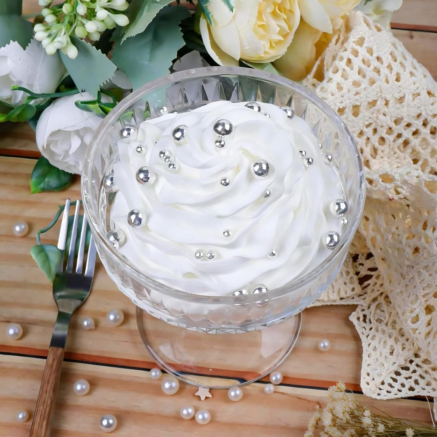 Perlas de Azúcar Blancas, Doradas & Plateadas Comestibles 130g - 4 Tamaños de Perlas para Decorar Tartas, Cupcakes y Galletas - Ideal para Bodas, Cumpleaños, Halloween, Navidad, Sprinkles