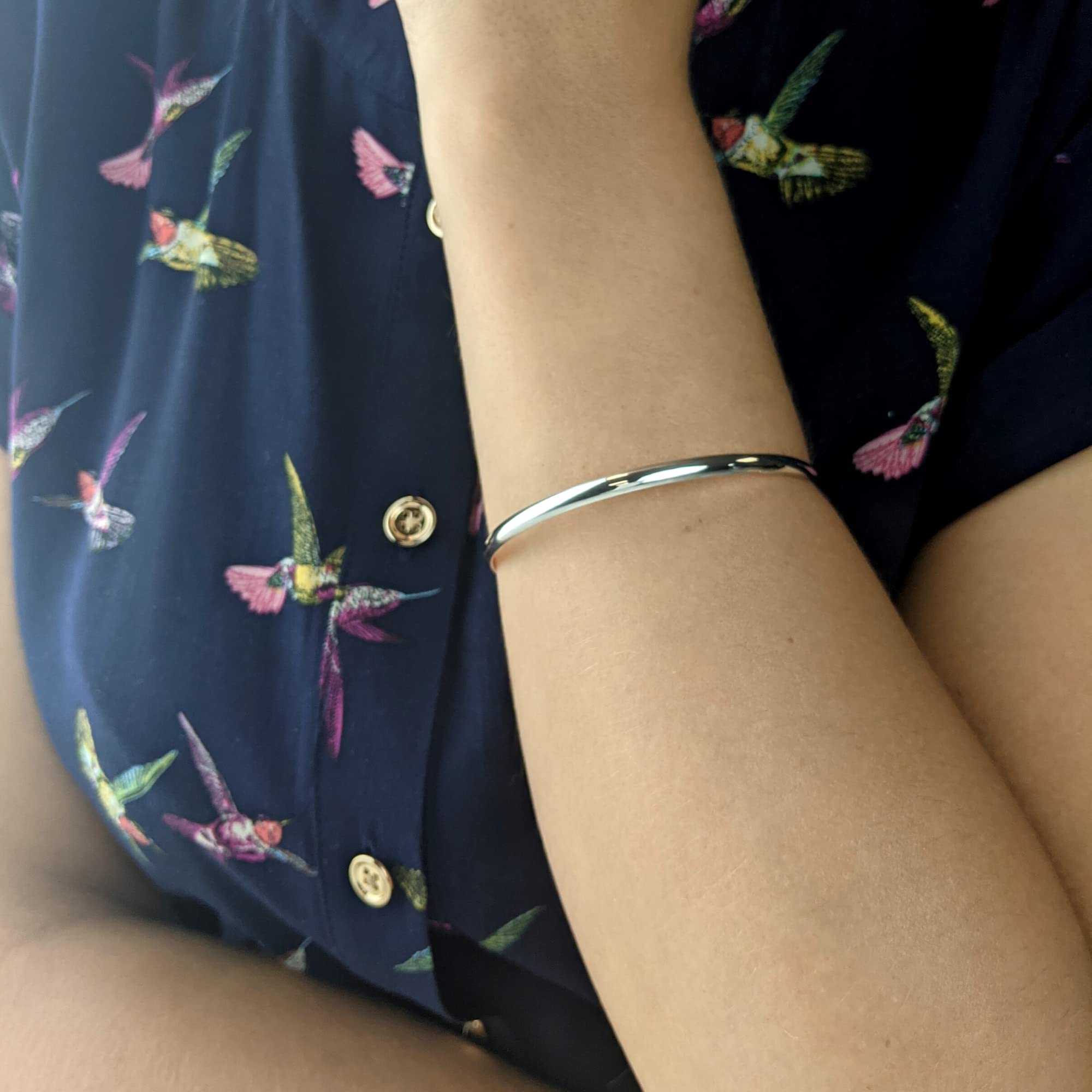 Silverly Braccialetto in Argento Massiccio Impilabile Rotondo da 4mm da 25 Pezzi | Bracciale in Argento Sterling con Fascia Curva Piatta per Donna | Elegante Bracciale Sottile in Argento Impilabile