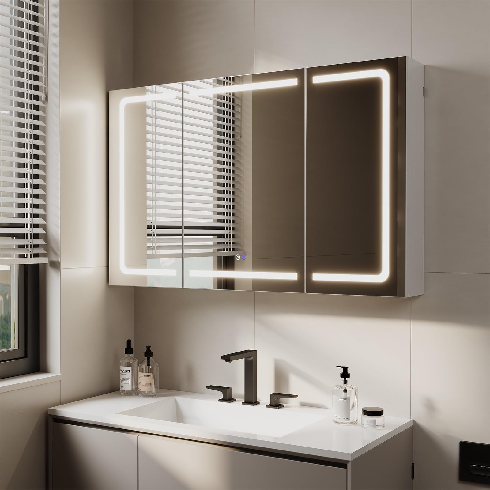 TRIUMPHKEY Armoire de Toilette avec Éclairage, 120 x 75 cm, Design Pliant 3 Panneaux, LED Dimmable, Charnières à Fermeture Douce, Anti-Buée, Prises Intégrées & USB, 5 Niveaux de Rangement
