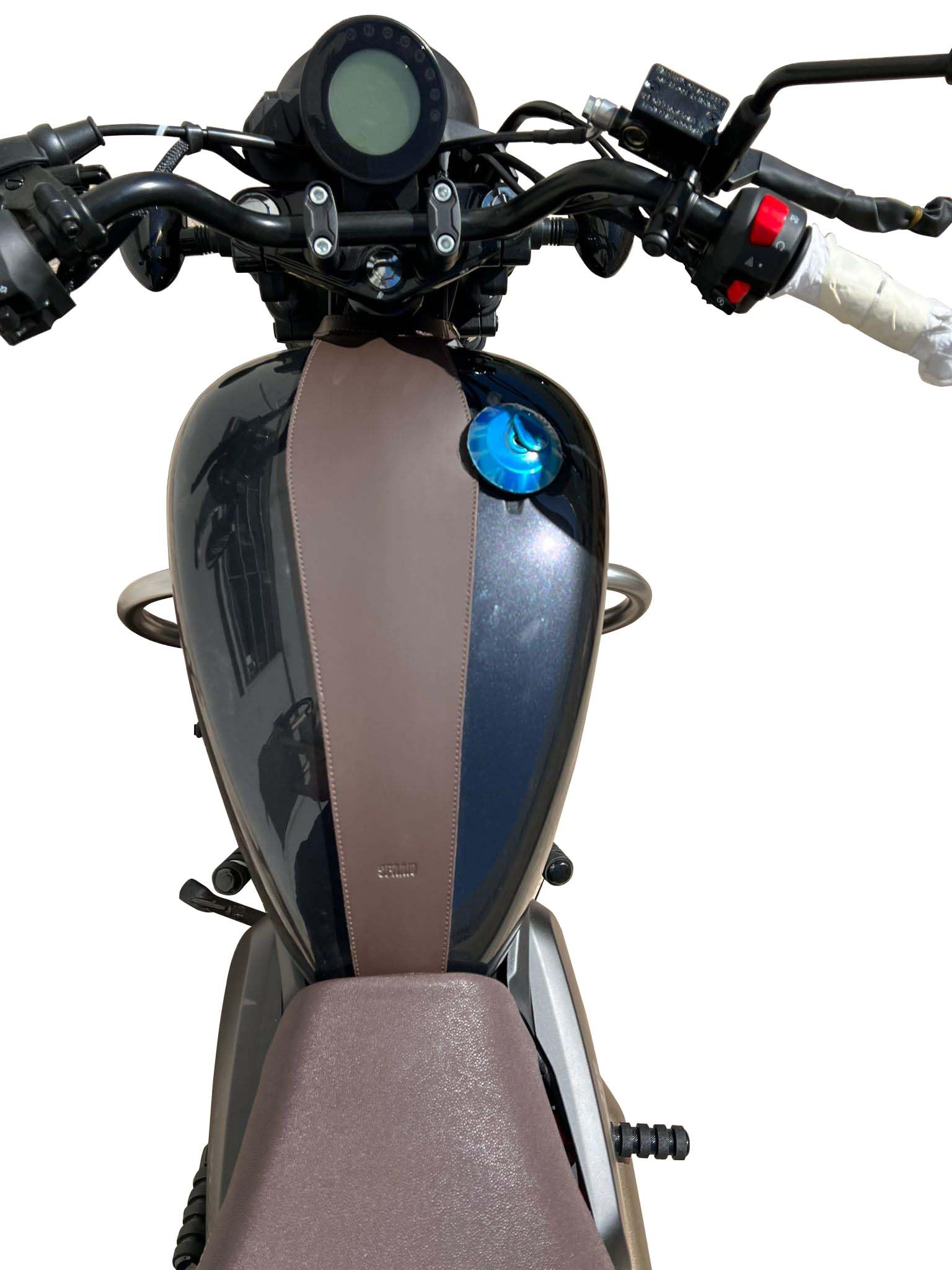 Cubierta de depósito de moto de cuero marrón para QJ SRV300