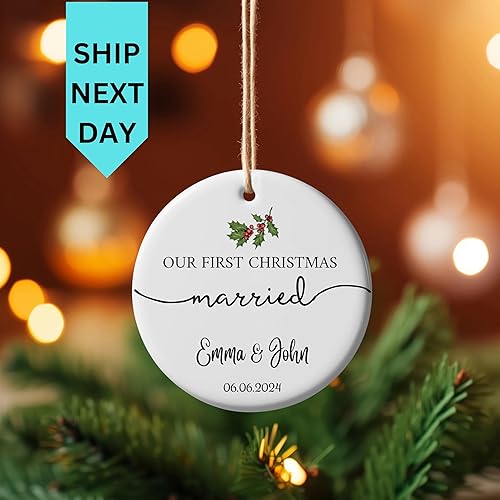 Miniatura 7 de Adorno personalizado para la primera Navidad casada 2025 Regalos personalizados para boda, compromiso o primer adorno de Navidad Elegante recuerdo