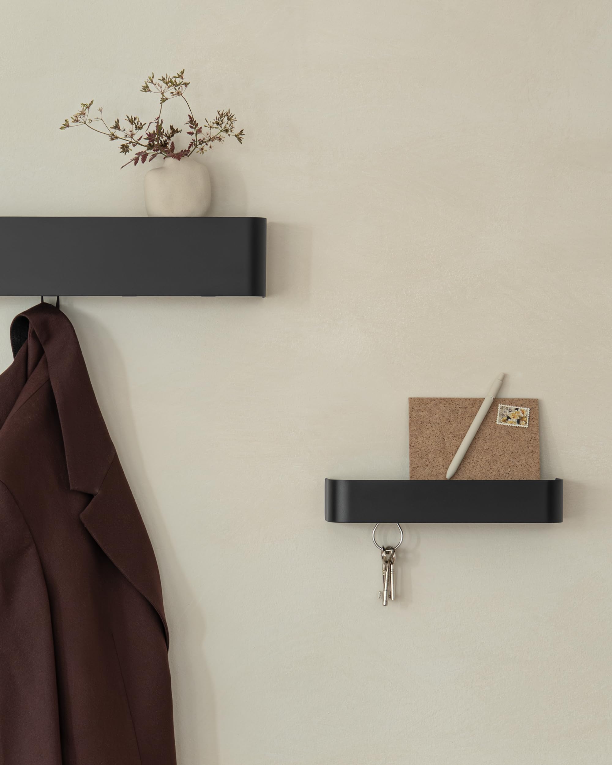 Kazai. Porte manteau mural design 'Tone' | Porte-manteau moderne avec crochets cachés et étagère murale | Patère en métal design pour entrée | Patère murale pour montage mural | Noir