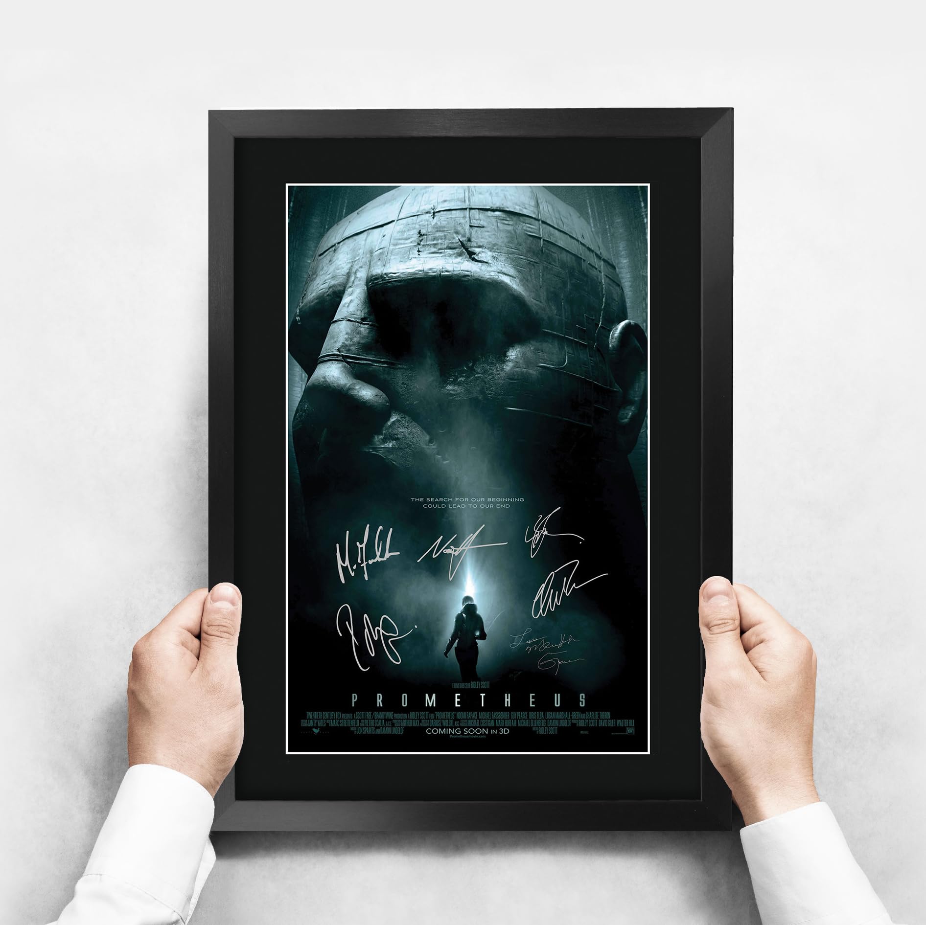 HWC Trading Prometheus Geschenke Geduckter Poster Signiertes Autogramm Foto für Fans von Film Memorabilien - A3 Gerahmt