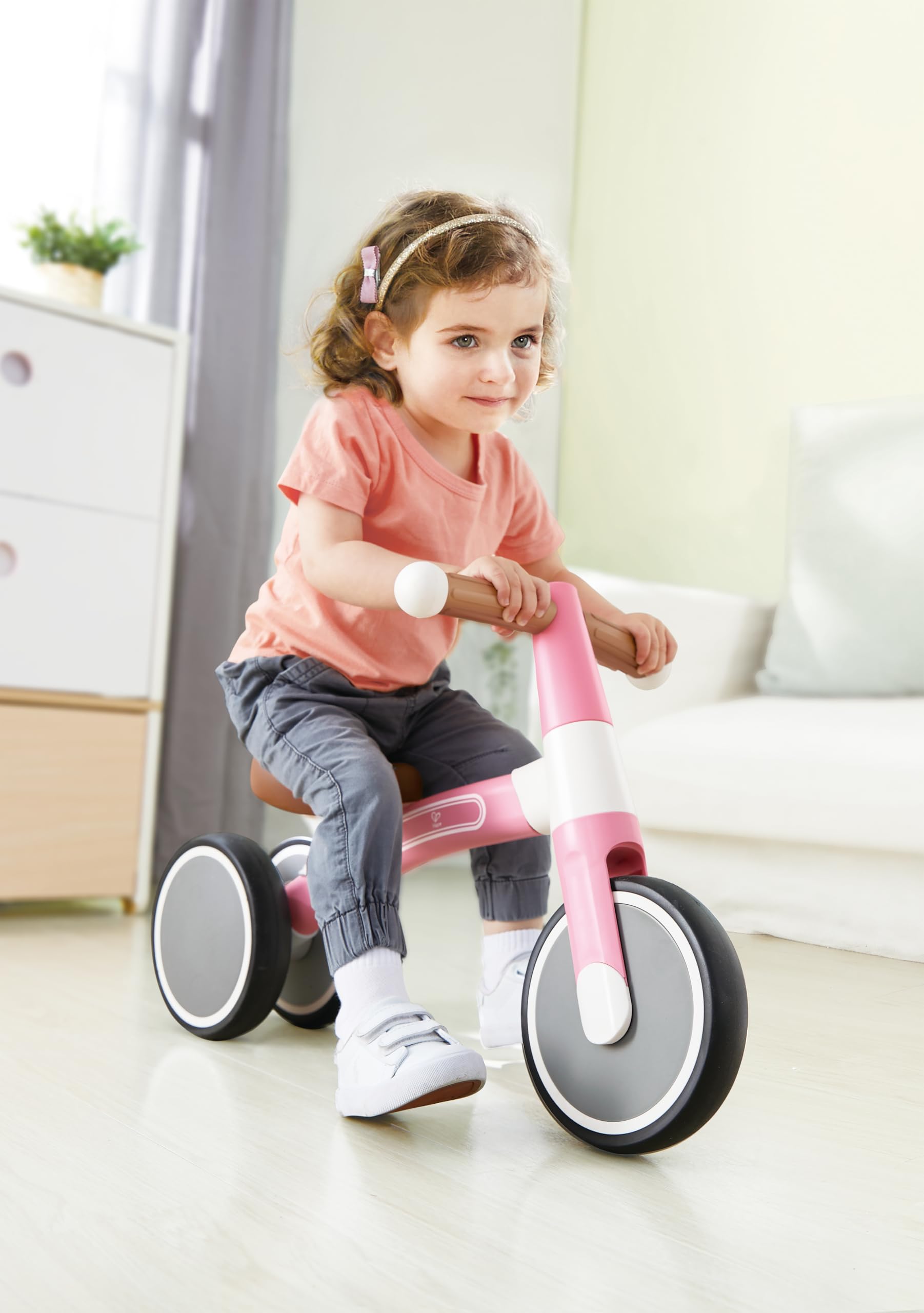 Hape Outdoor Draisienne 3 Roues Bébé Rose - Enfant 18 Mois et Plus - pour l'Équilibre, la Coordination et la Motricité - Cadre Léger en Aluminium, Siège Ergonomique & Réglable - Direction à 60°