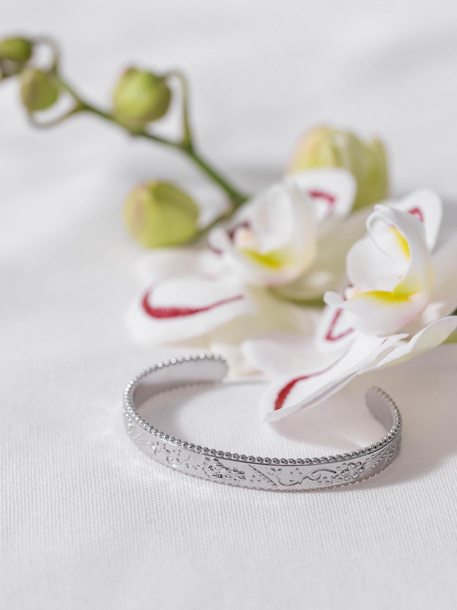 Purelei Vintage Love Armreif – wasserfest & verstellbar | Strukturierter Armreif mit Aloha-Muster aus Edelstahl & 14K/18K Vergoldung | Statement-Piece mit Vintage-Charme