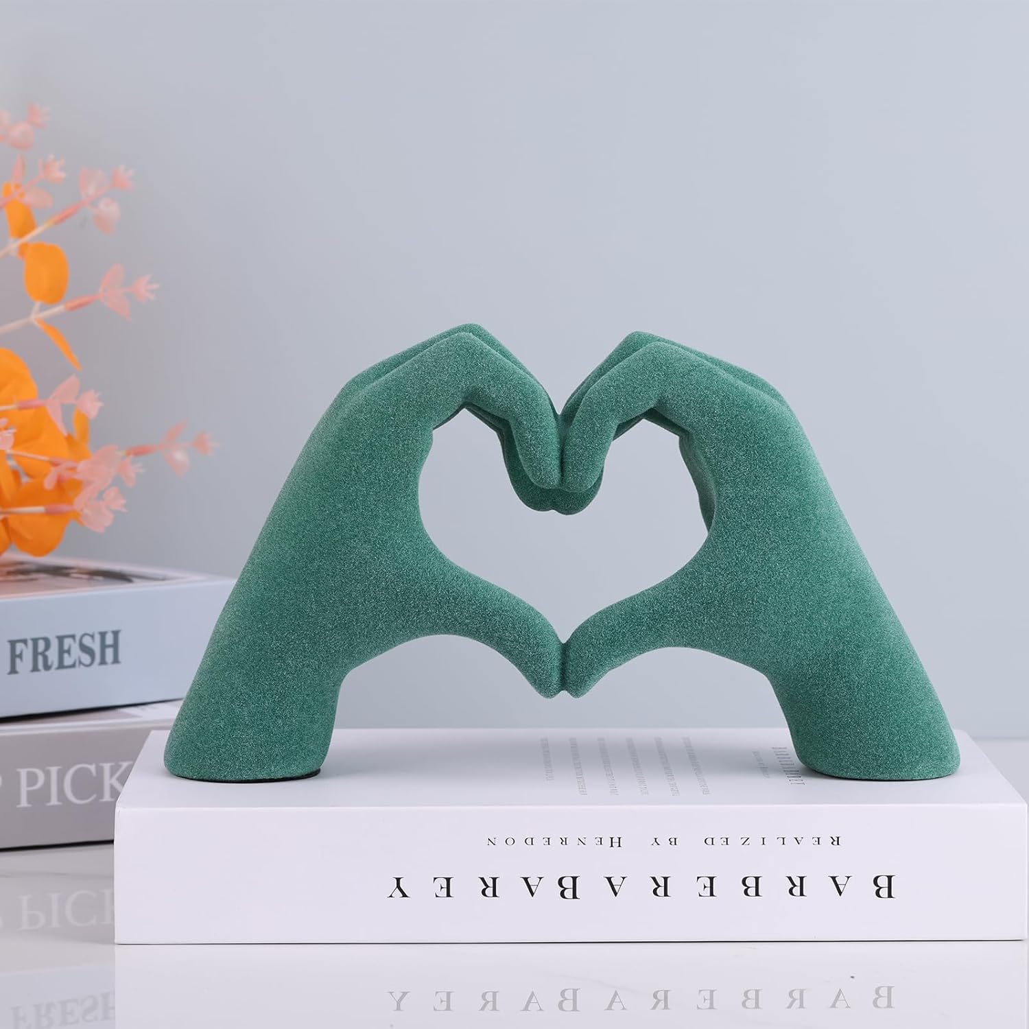 DOVDOV Green Heart Hand Sculpture, Heart Hand Statue Home Decor Aesthetics, Suitable for Bookshelf Console Table Office Entrance Decoration Bohemian Wedding Decoration and Small Ornaments.