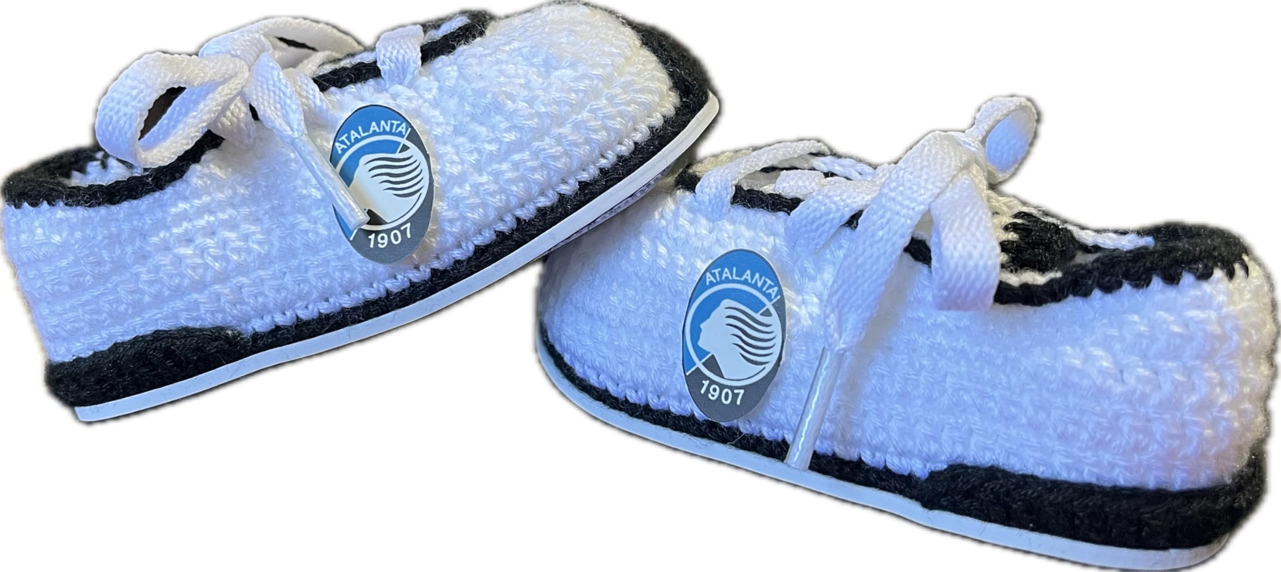 Scarpini da calcio del Atalanta realizzati all'uncinetto per neonati. Personalizzato con lo stemma della tua squadra, disponibile nelle taglie da 0 a 12 mesi. Ti regaliamo il nome del bambino inciso