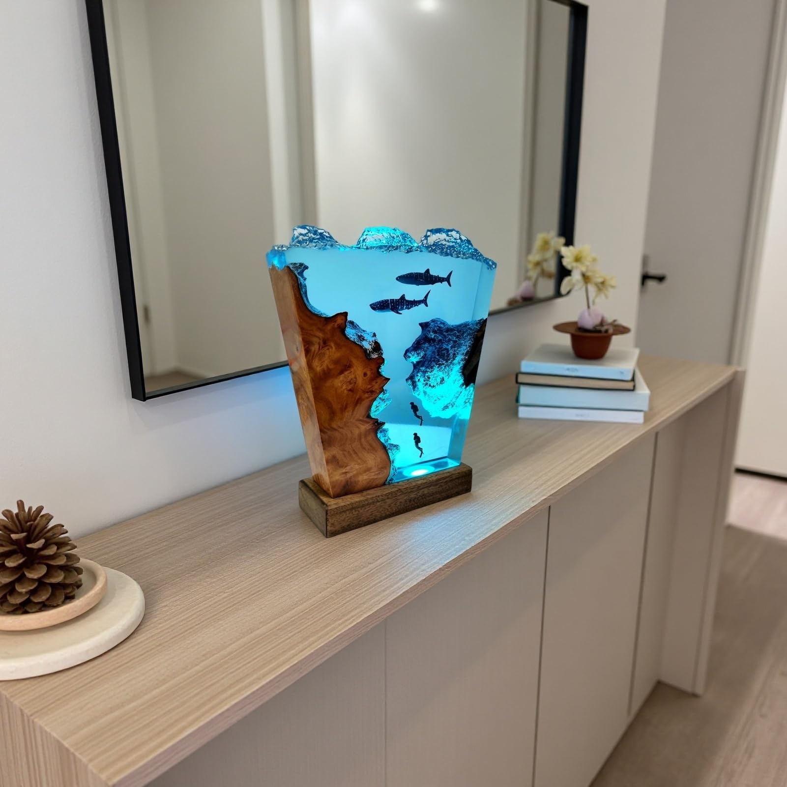 Drawelry Luce Notte Resina Epossidica Paesaggio Sottomarino 3D Artigianale, Decorazion Casa Base Legno, Mini Acquario Marino con Animali Marini Lampada per Cameretta Soggiorno Ufficio (A9)