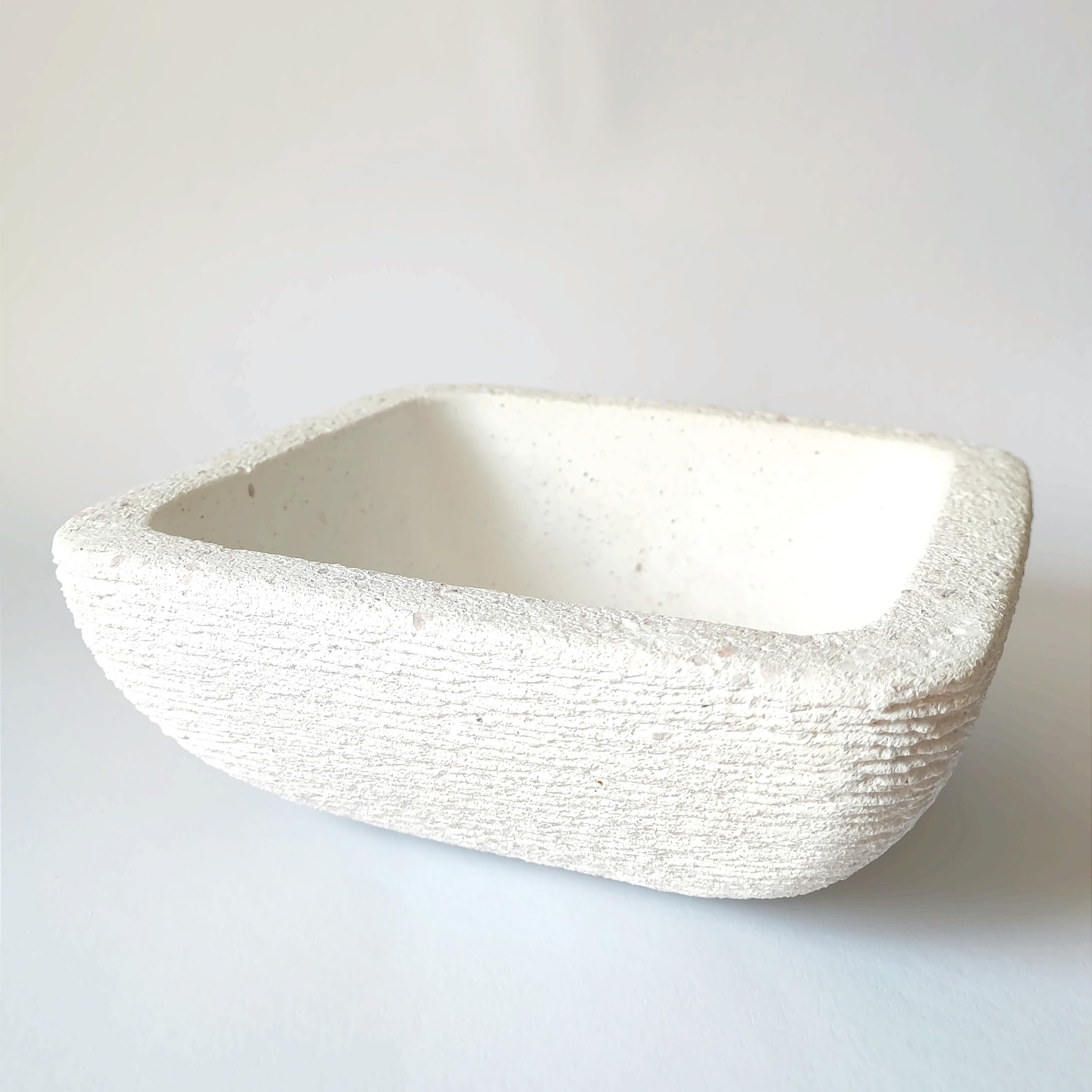 Pot de fleurs rond Dekostein blanc pour cacher la terre des plantes