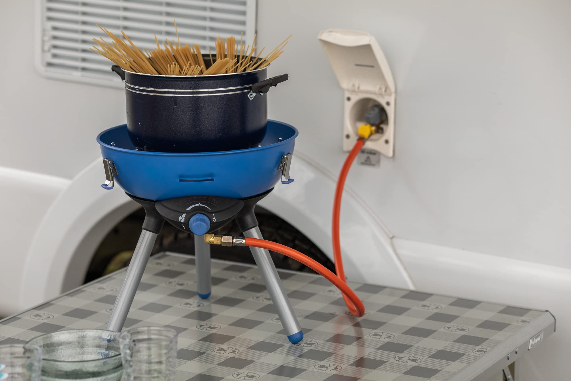 Campingaz Grill na imprezę, mały grill na kemping, festiwale lub piknik, grill kempingowy z elastycznymi możliwościami gotowania, kuchenka gazowa z nieprzywierającą płytą grillową i uchwytem na garnki