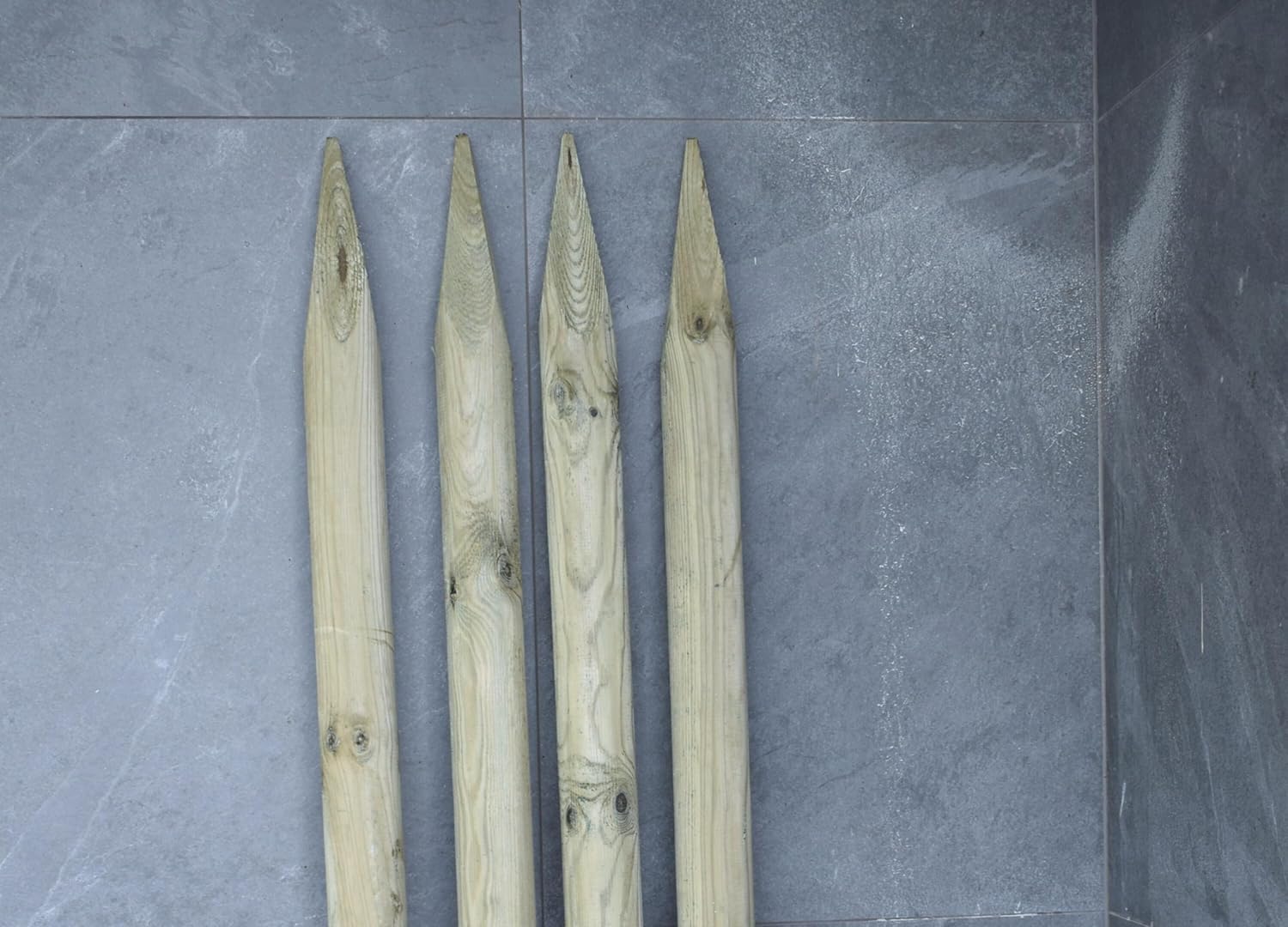 ø 6cm Lot de 4 Piquet Cloture Bois Longueur: 240 cm Poteaux De Clôture De Jardin Imprégné Résistant Aux Intempéries Palissade Tuteurs avec Pointe Couleur Olive