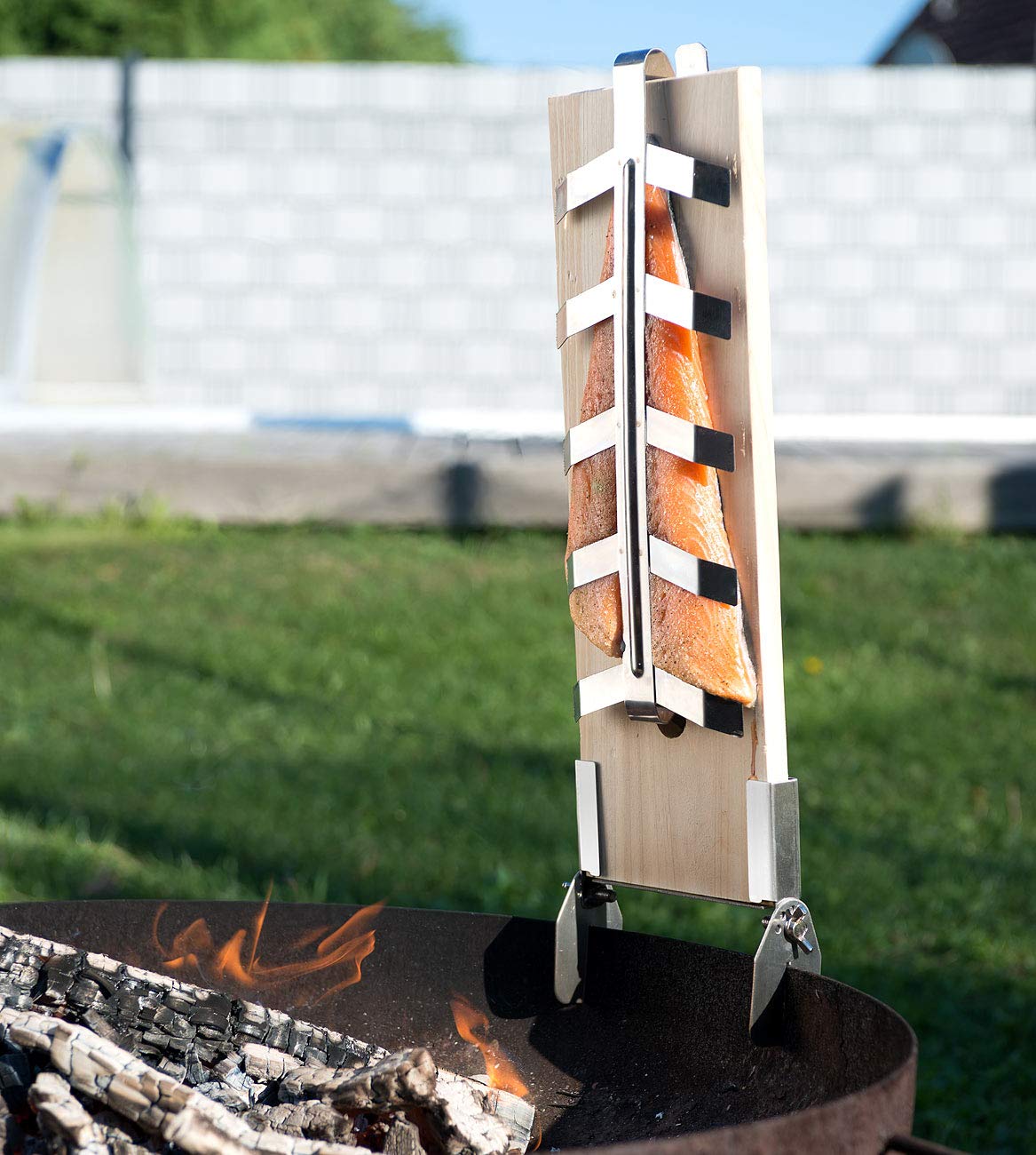 Rosenstein & Söhne Flammlachsbrett: Flammlachs-Bretter, Zedernholz, neigbare Edelstahl-Halterung, 2er-Set (Flammlachsbrett Edelstahl, Lachsbretter, BBQ)
