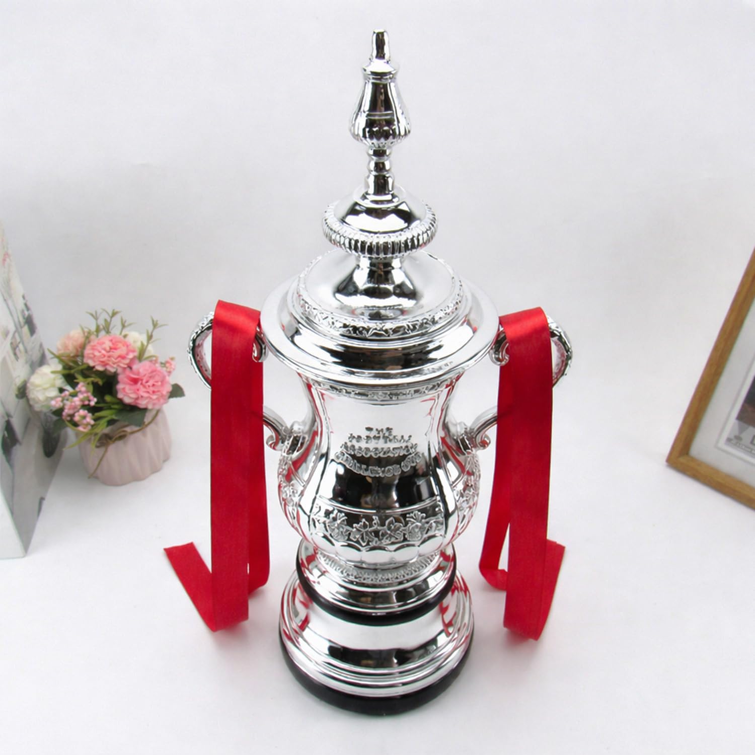 Nachbildung Der FußBall FA Cup Trophäe Mit Farbband FußBall Champion Trophäen Fans Büro Heimdekoration Erinnerungsstücke Sammlung Display Ornamente Kunstharz,32cm