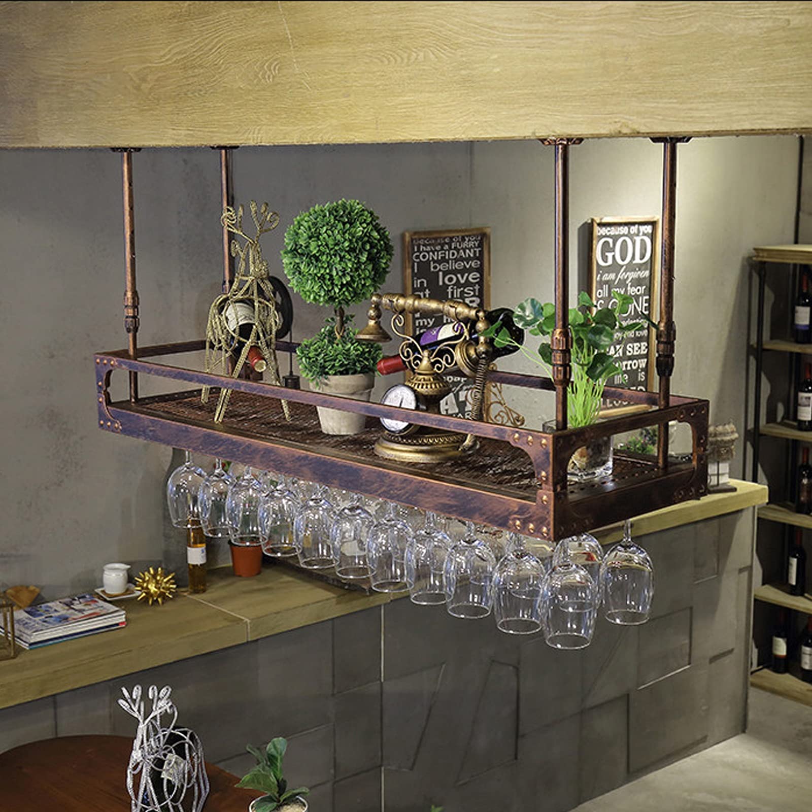 Table de bar porte-bouteilles suspendue pour créer un espace bistrot chic à la maison
