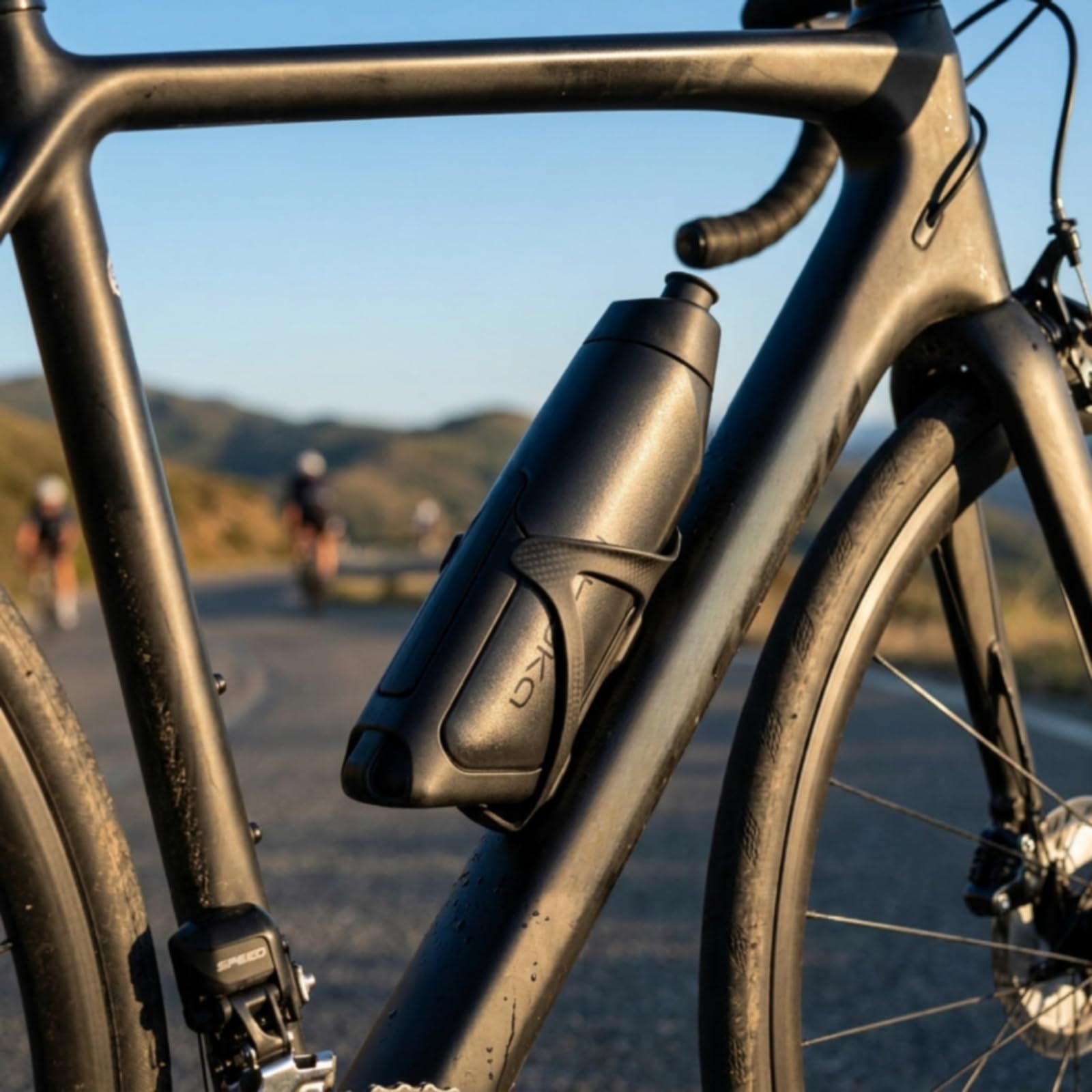 Sportliche Fahrradflasche aus Polypropylen mit Integriertem Trinkventil Und Stromlinienförmiger Form für Schnelle Während Rennradtouren Und Abenteuern
