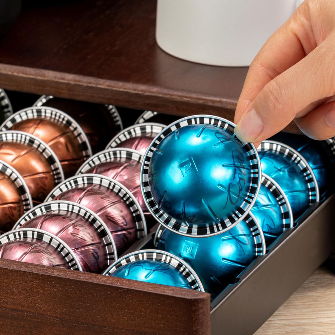 FlagShip Uchwyt na kapsułki Nespresso, Vertuo, szuflada, do przechowywania kapsułek Vertuo z elegancką drewnianą ramą, pojemność 50 kapsułek
