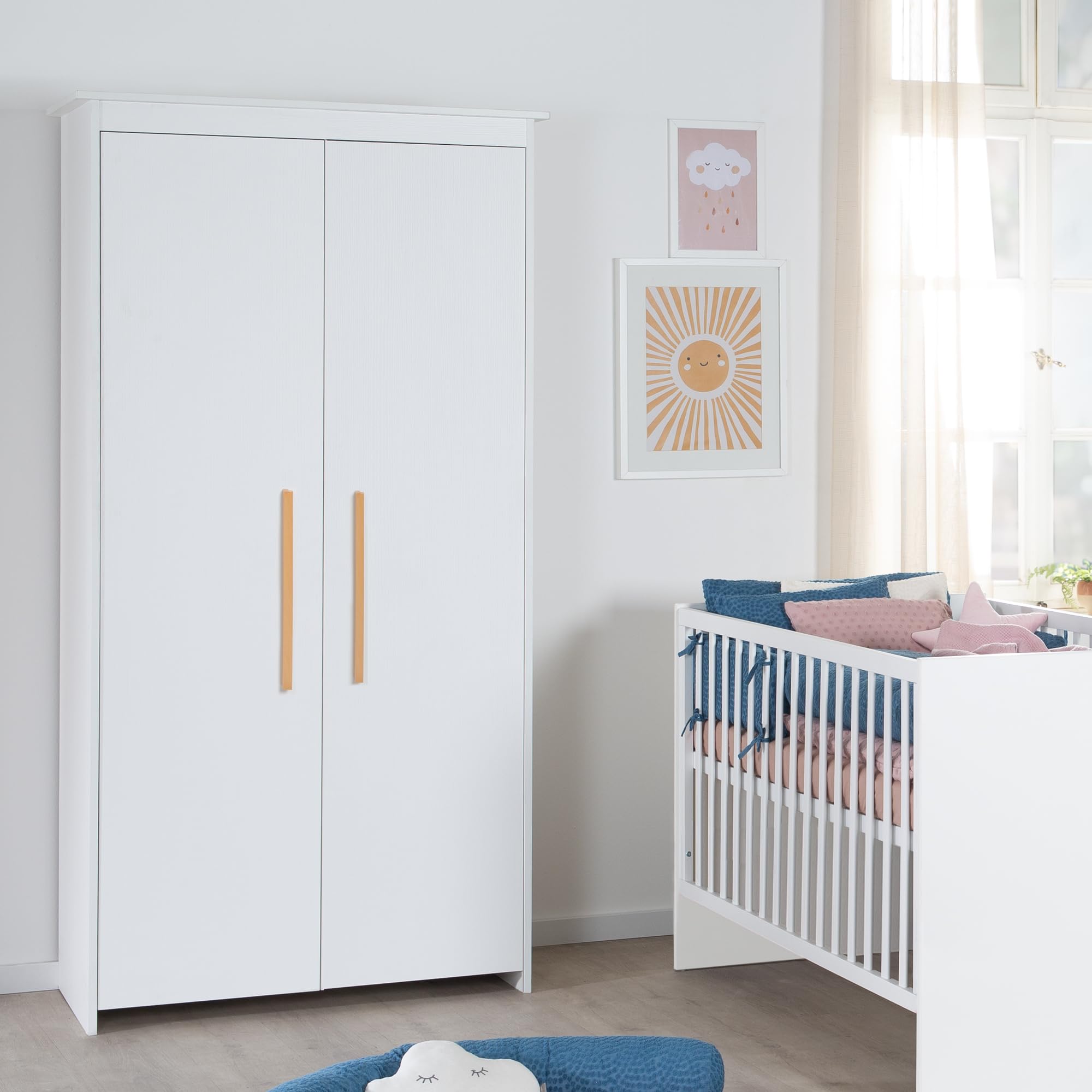 roba Kinderzimmer Set Lilo - Mitwachsendes Gitterbett 70 x 140 cm + Wickelkommode mit 2 Schubladen & 1 Tür + Kinderkleiderschrank 2-türig - Griffe aus Buche - Holz weiß lackiert