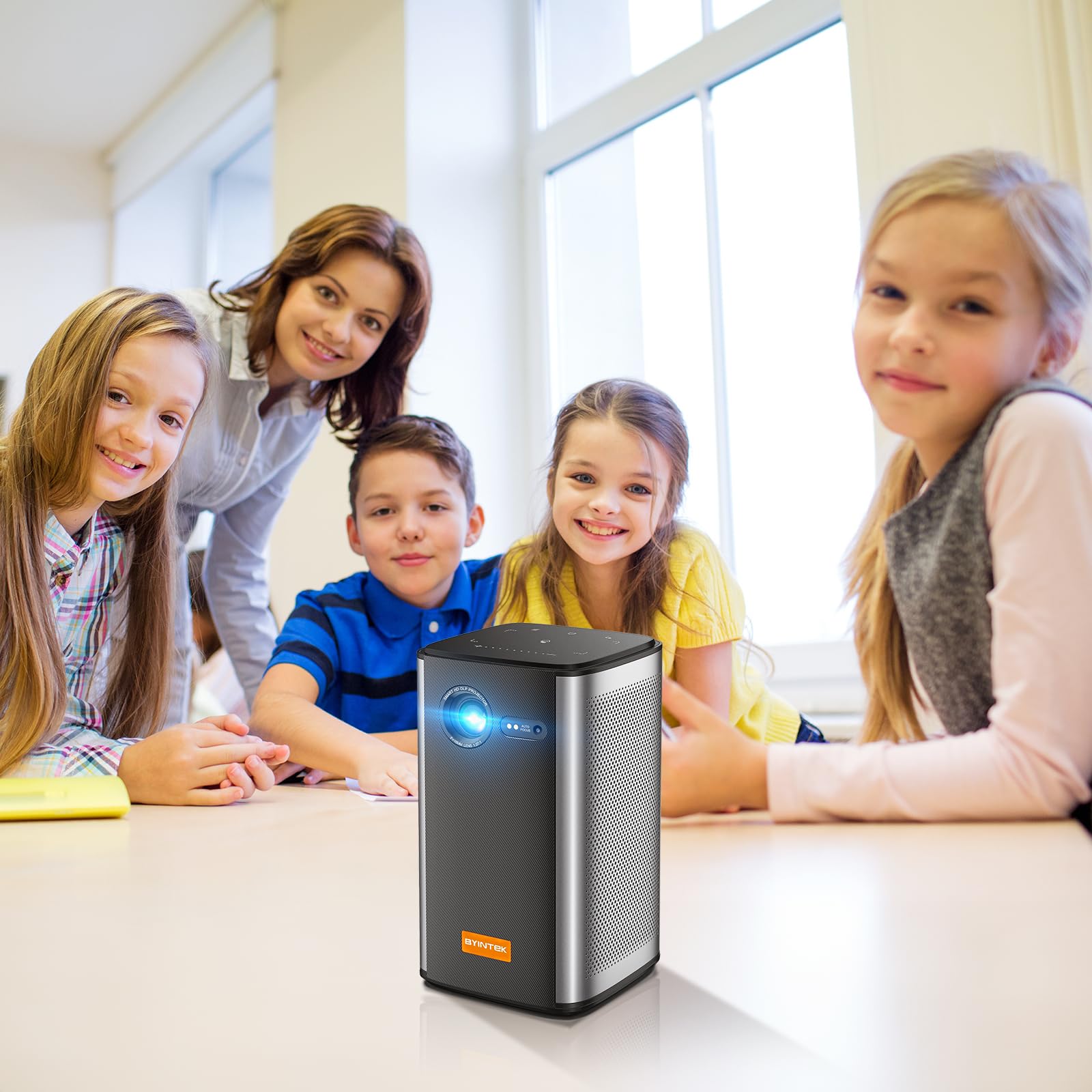 BYINTEK P70 Mini Proiettore 3D Corpo in Metallo, HD LED Wifi Proiettore Portatile Alimentato a Batteria, Supporta 1080P 4K, Sistema Operativo Android 9.0, Display Wireless, con Custodia e Treppiede