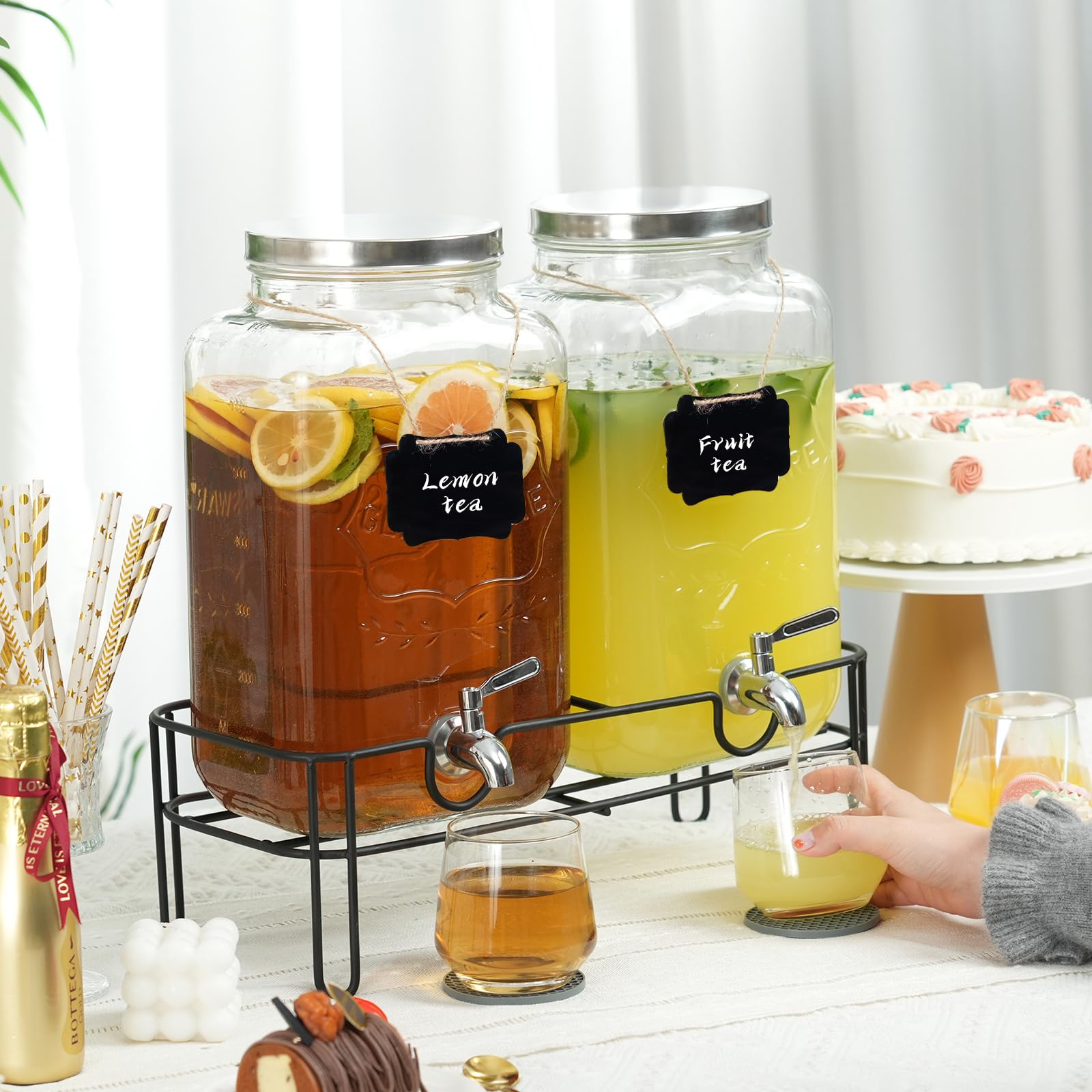 Moretoes Dispensador de bebidas de vidrio para fiestas, paquete de 2 dispensadores de bebidas de 2 galones con soporte para jugo y té helado, dispensador de jarra de agua para limonada, jarra de