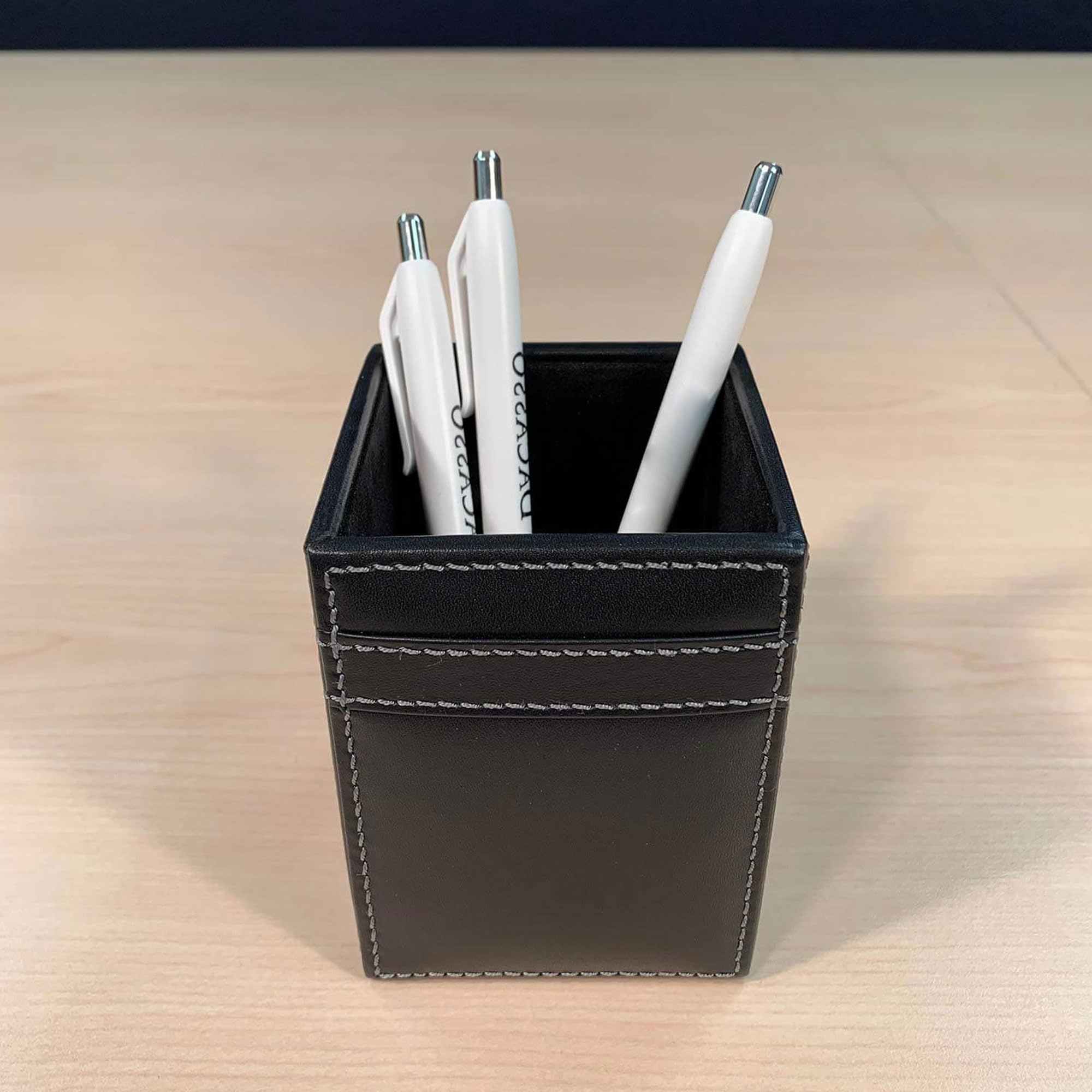 Dacasso Rustikaler schwarzer Stiftehalter aus Leder für den Schreibtisch – luxuriöses Executive-Dekor und Büro-Organisation, unverzichtbar für Desktop/Sitzungssaal