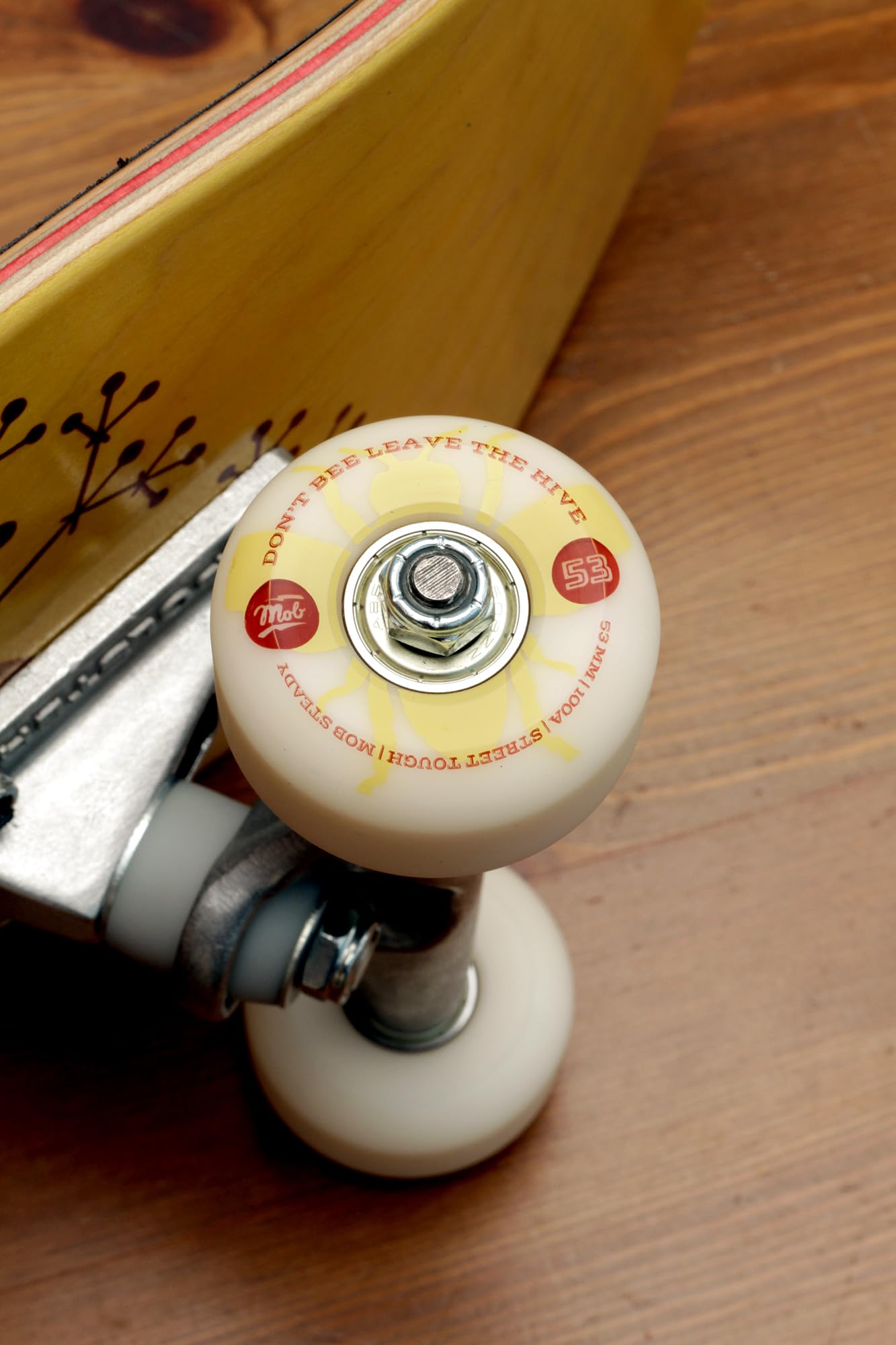 Mob Skateboards Bee 8.0 - Komplettboard 31 x 8 Zoll - Holzbrett aus 7 Schichten Ahornholz - fertig montiert - Skateboard für Jugendliche, Erwachsene, Anfänger und Profis - Gelb