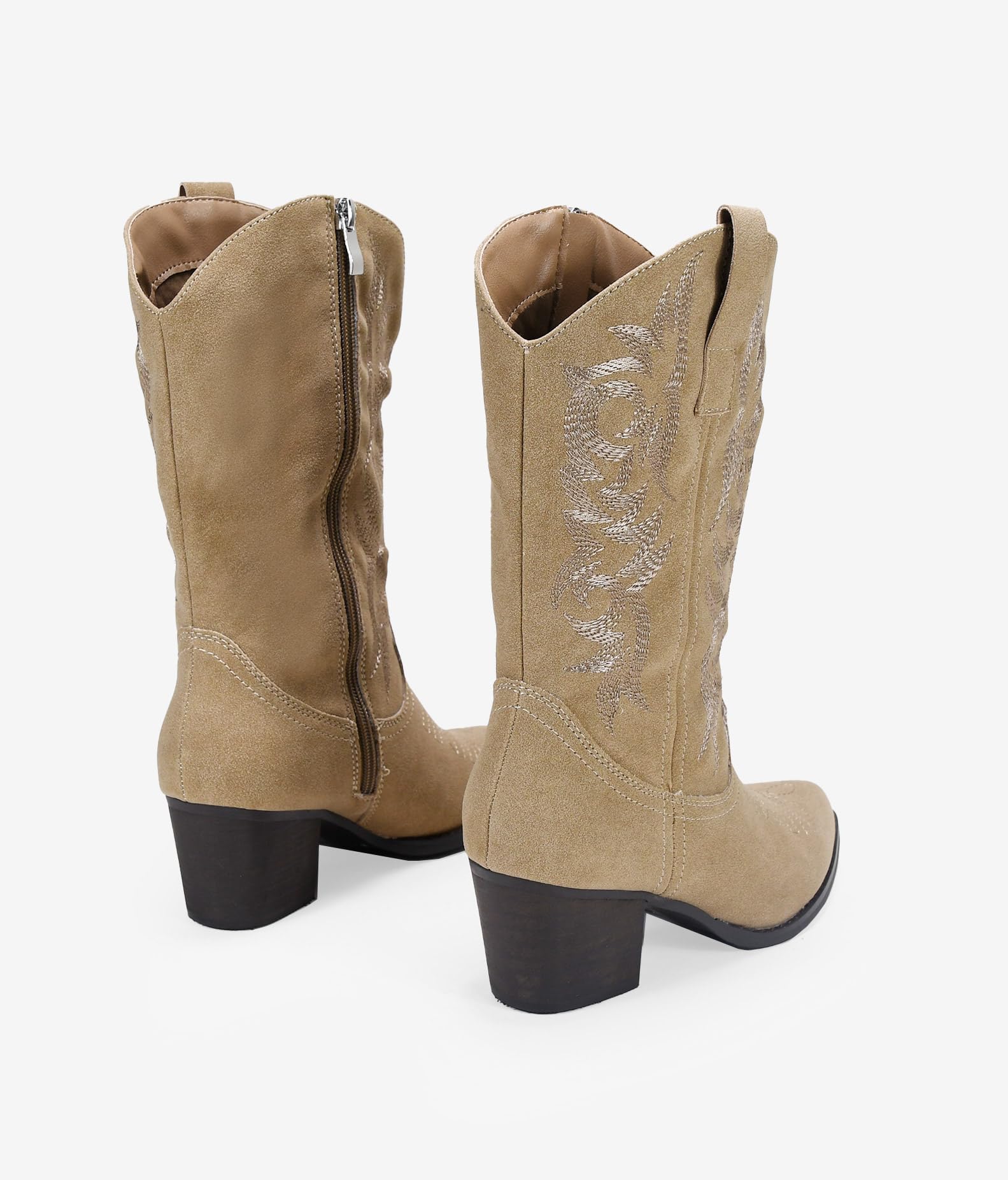 BOSANOVA Botas Cowboy para Mujer confeccionadas en Ante con Detalle de Costuras a Tono, caña de 28.5 cm y tacón en Bloque de 5'5 cm. Cierre con Cremallera. Calzado para Mujer